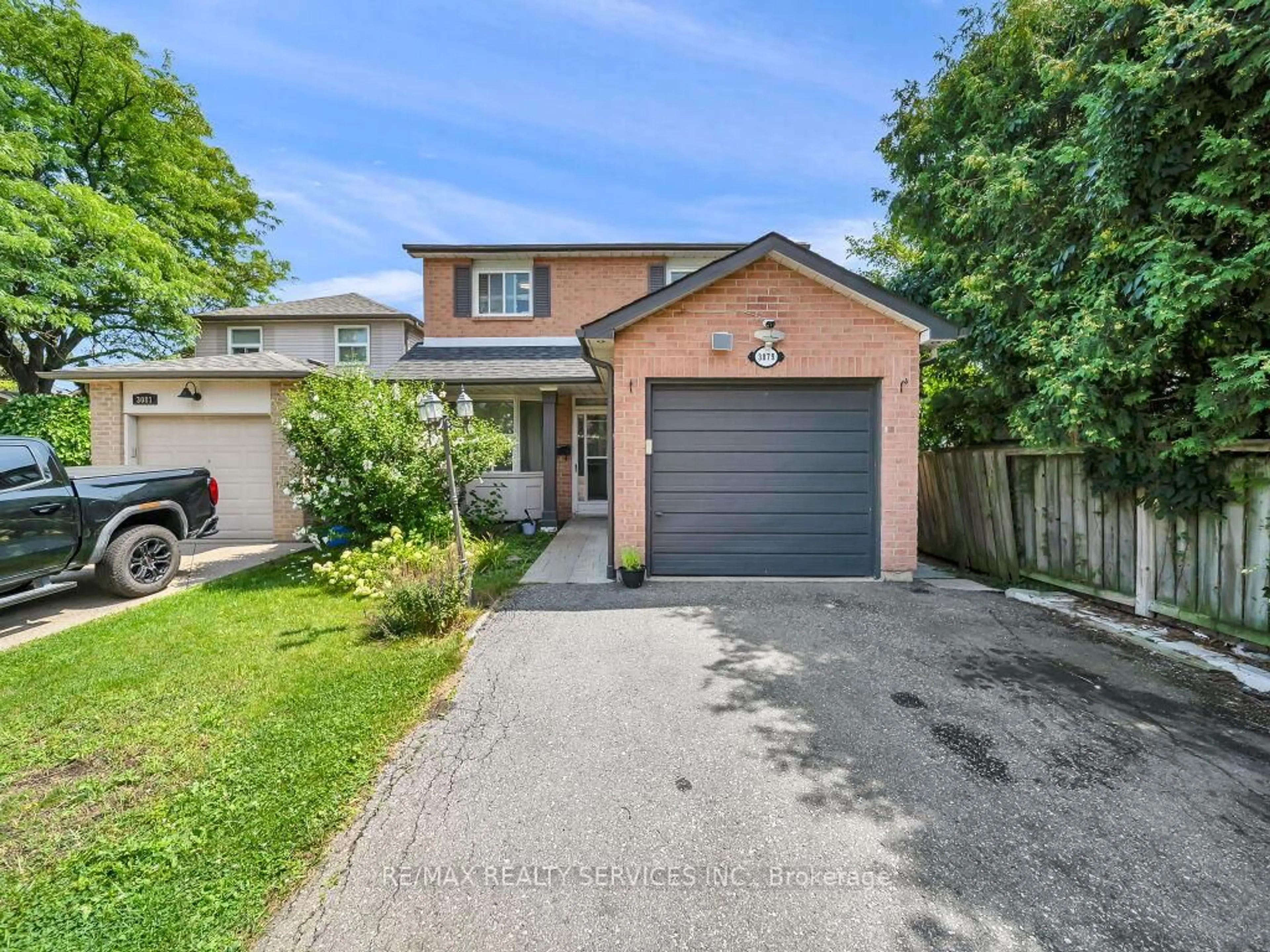 A pic from outside/outdoor area/front of a property/back of a property/a pic from drone, street for 3079 Bartholomew Cres, Mississauga Ontario L5N 3K9