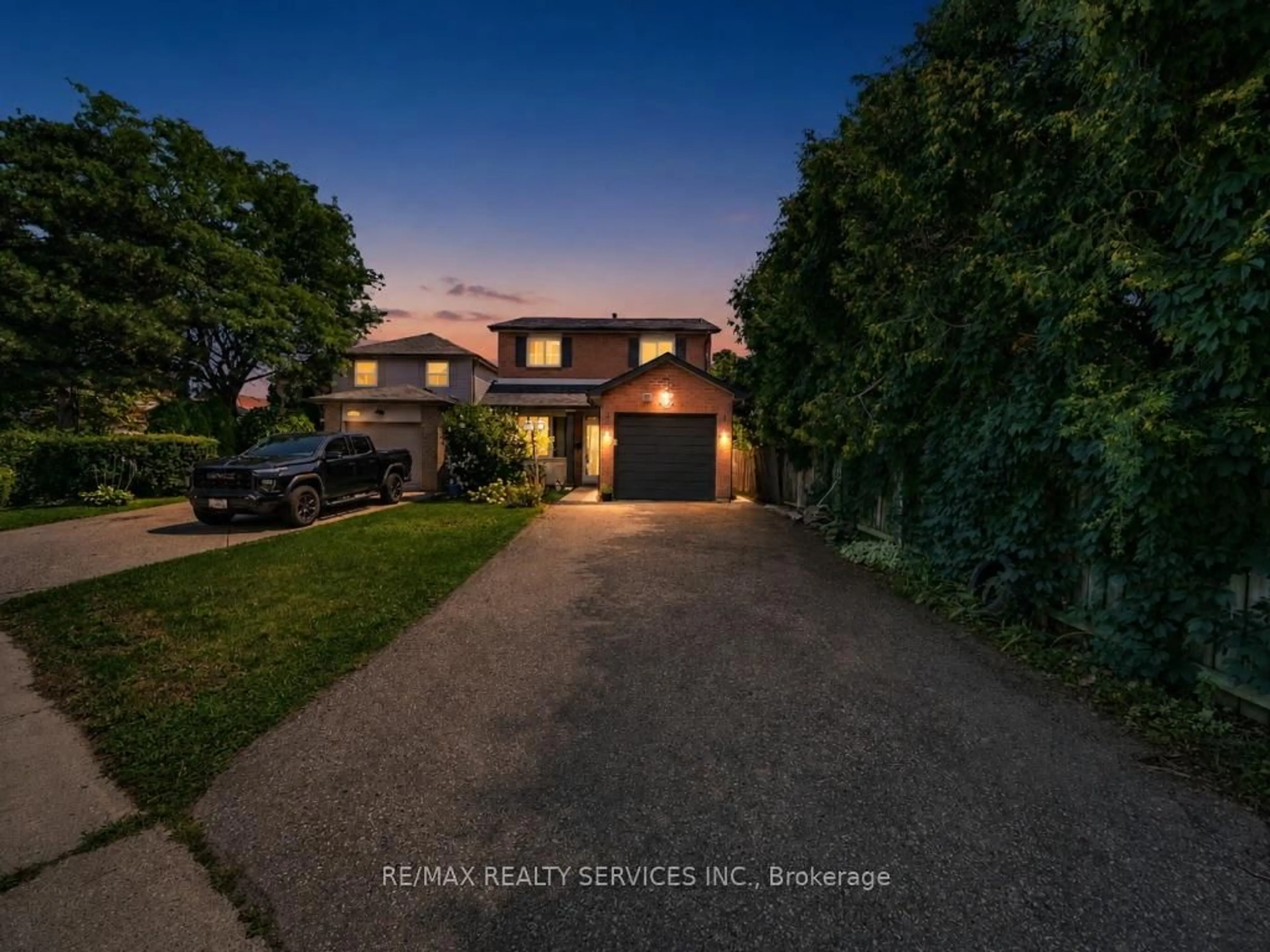 A pic from outside/outdoor area/front of a property/back of a property/a pic from drone, street for 3079 Bartholomew Cres, Mississauga Ontario L5N 3K9