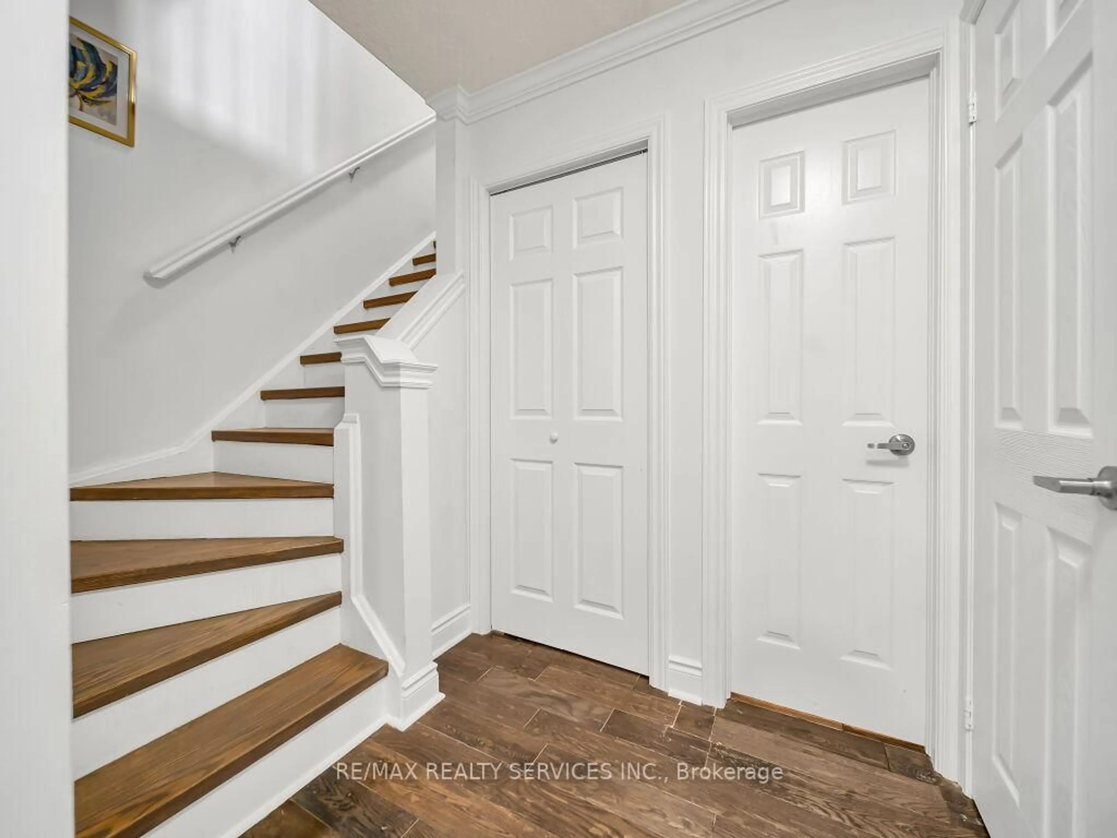 Indoor entryway for 3079 Bartholomew Cres, Mississauga Ontario L5N 3K9