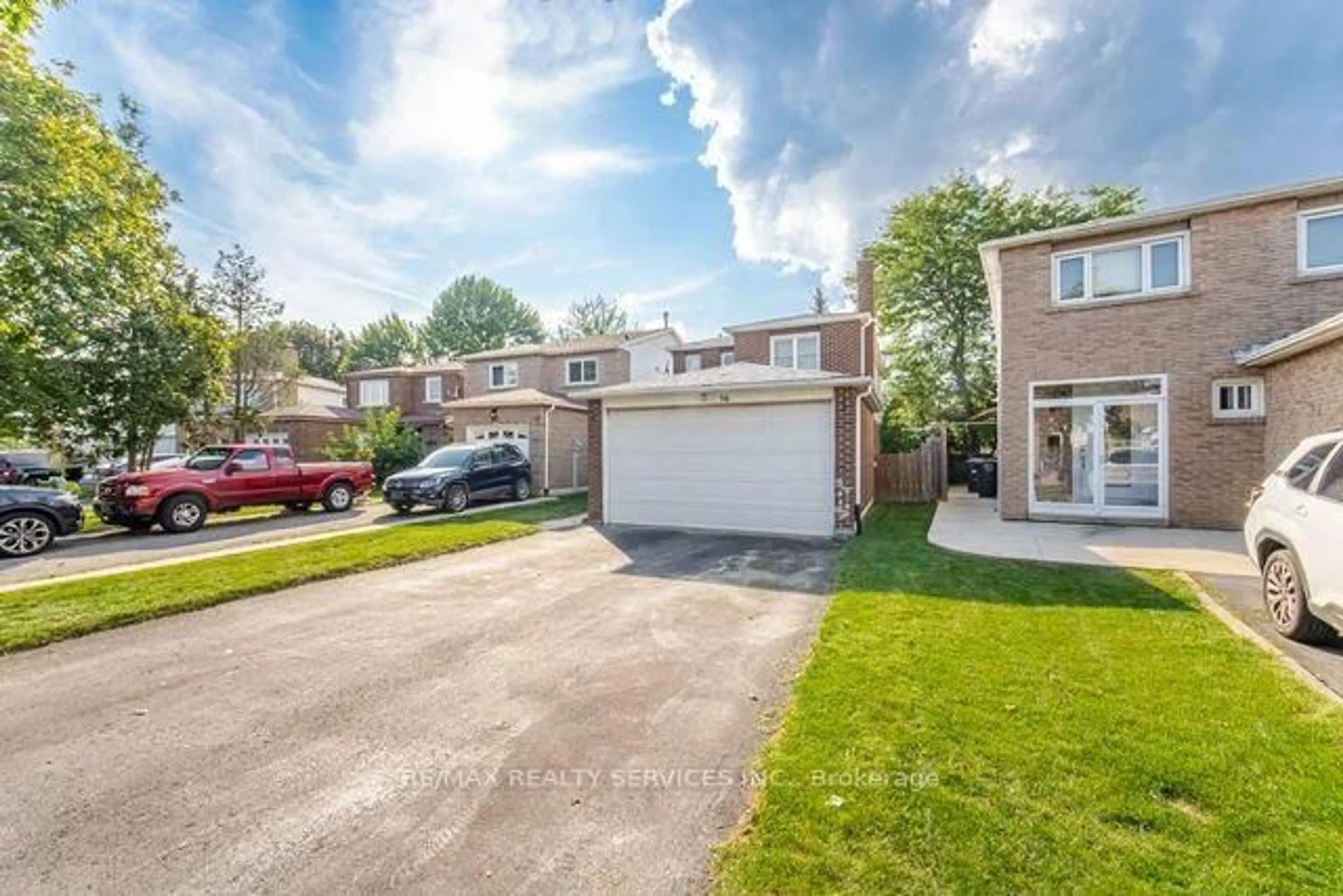 A pic from outside/outdoor area/front of a property/back of a property/a pic from drone, street for 36 Pickard Lane, Brampton Ontario L6Y 2M5