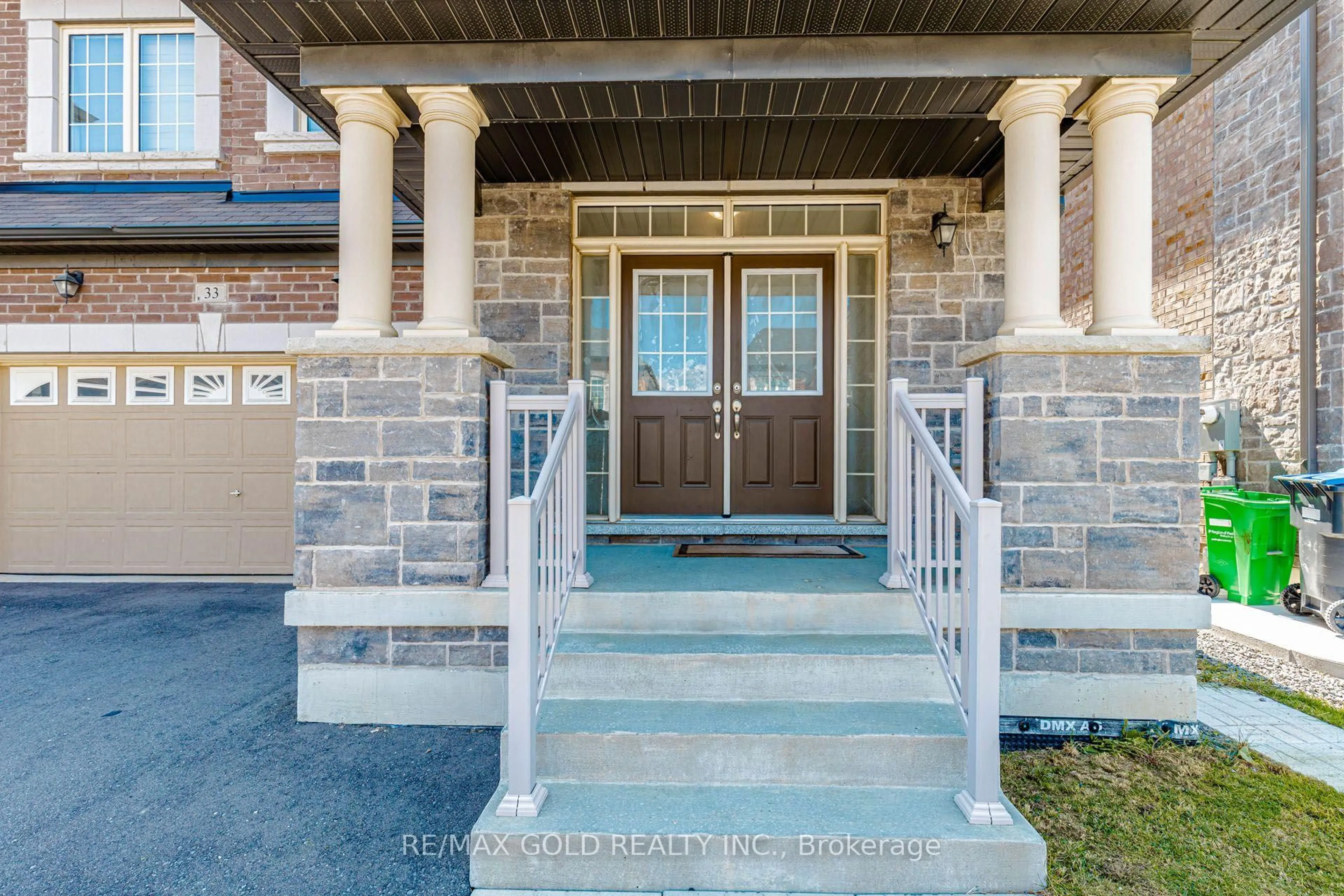Indoor entryway for 33 Tiger Cres, Brampton Ontario L6R 0C8