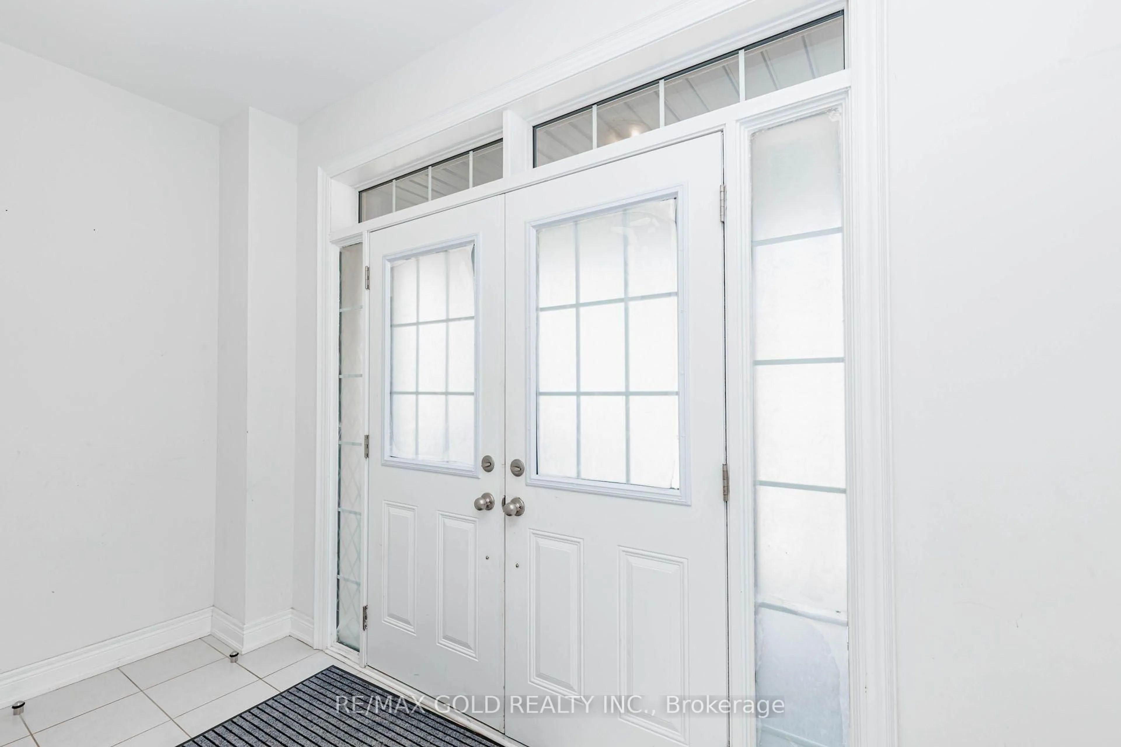 Indoor entryway for 33 Tiger Cres, Brampton Ontario L6R 0C8