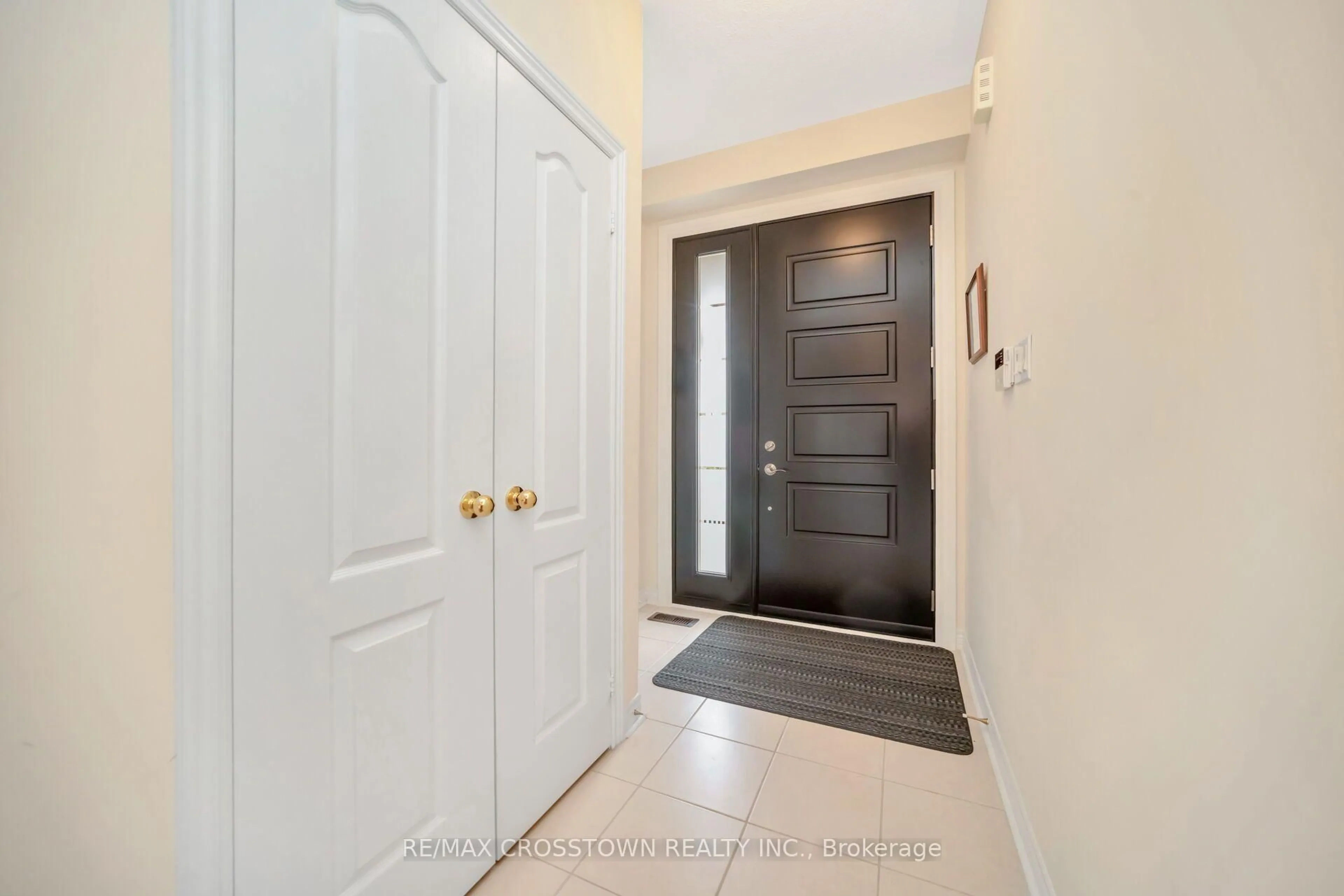 Indoor entryway for 67 Sorbonne Dr, Brampton Ontario L6P 1Y6