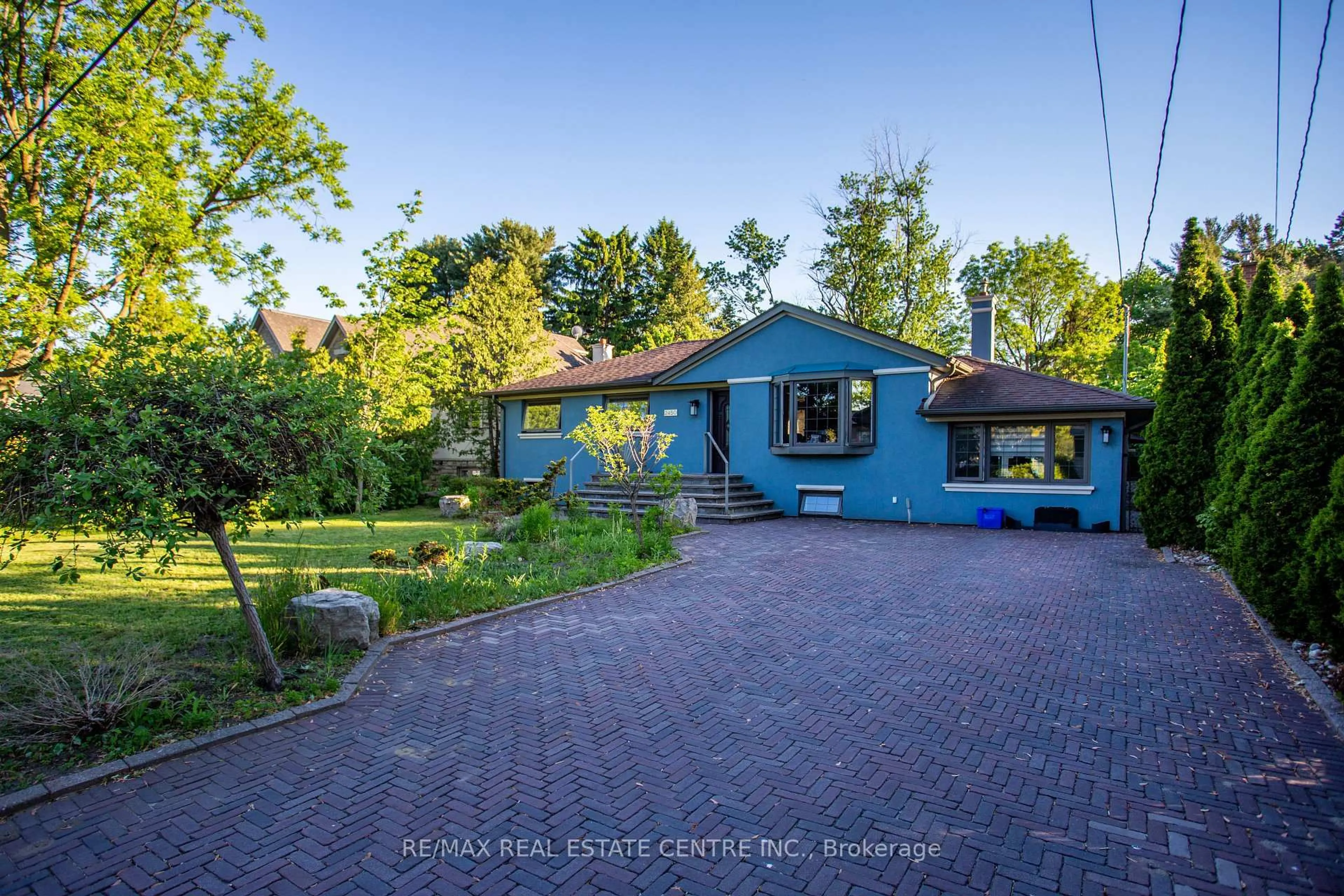 A pic from outside/outdoor area/front of a property/back of a property/a pic from drone, street for 2450 Edenhurst Dr, Mississauga Ontario L5A 2K9