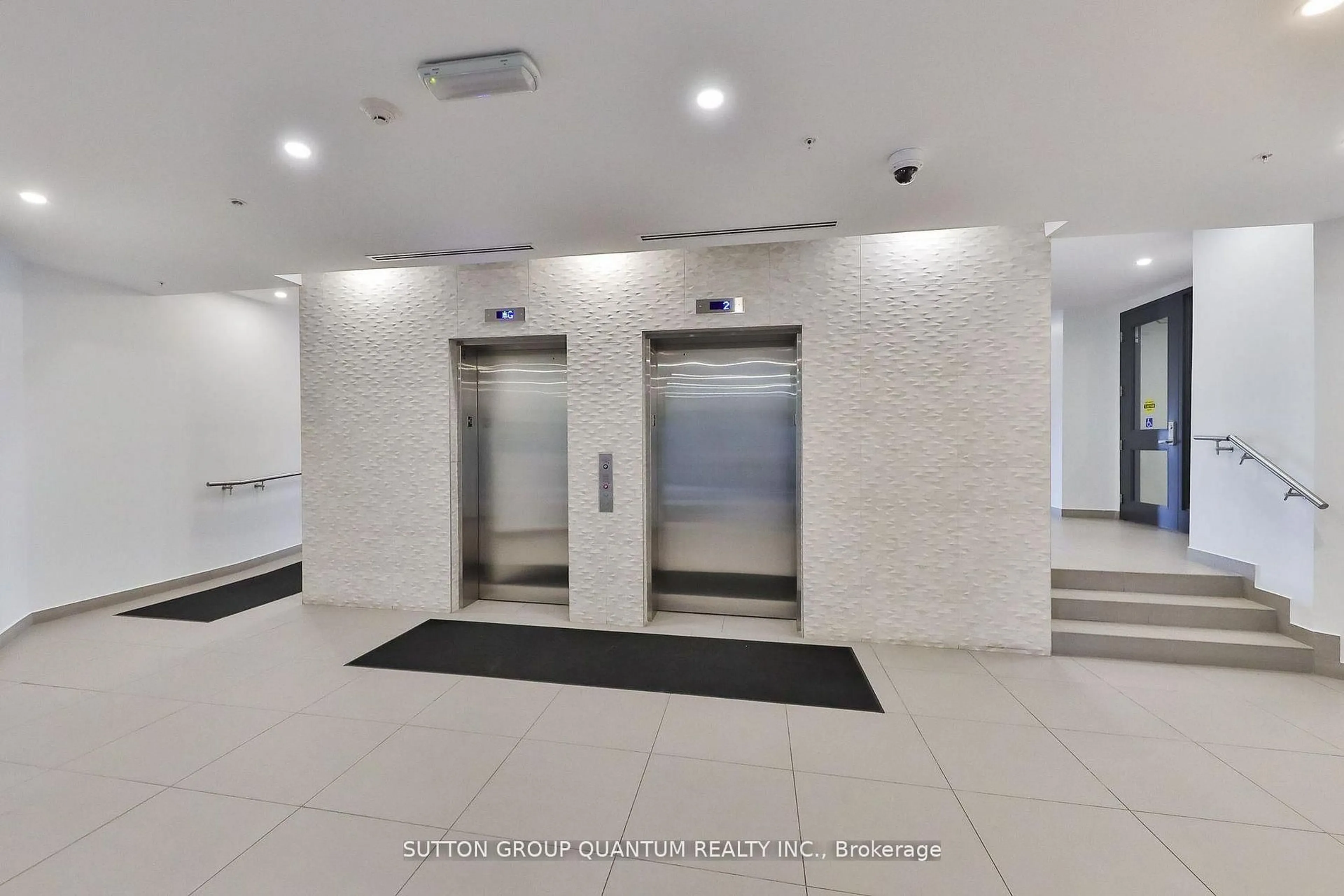 Indoor foyer for 457 Plains Rd #418, Burlington Ontario L7T 0B8