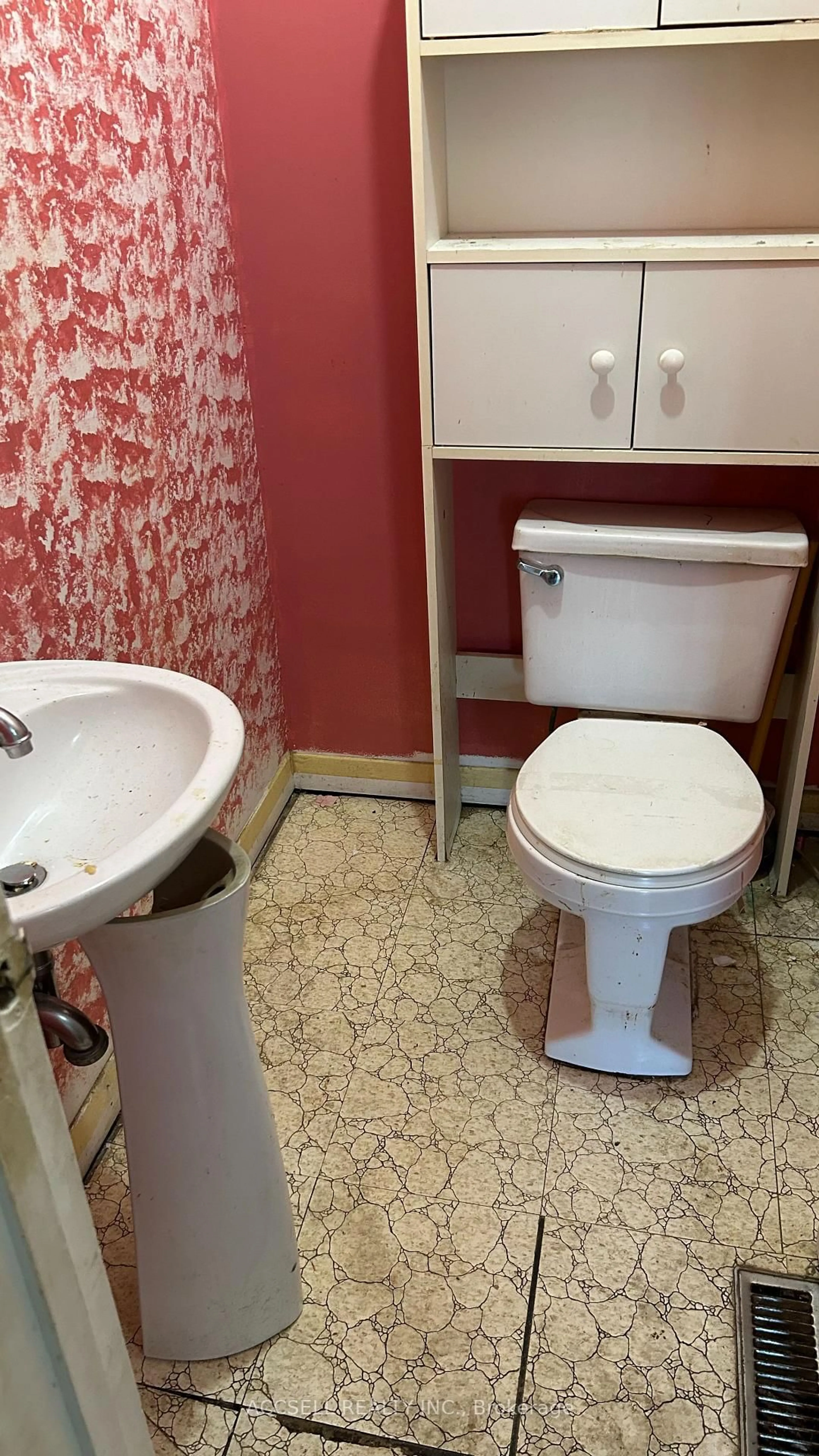 Standard bathroom, floor is not visible for 5501 Schueller Cres, Burlington Ontario L7L 3T1