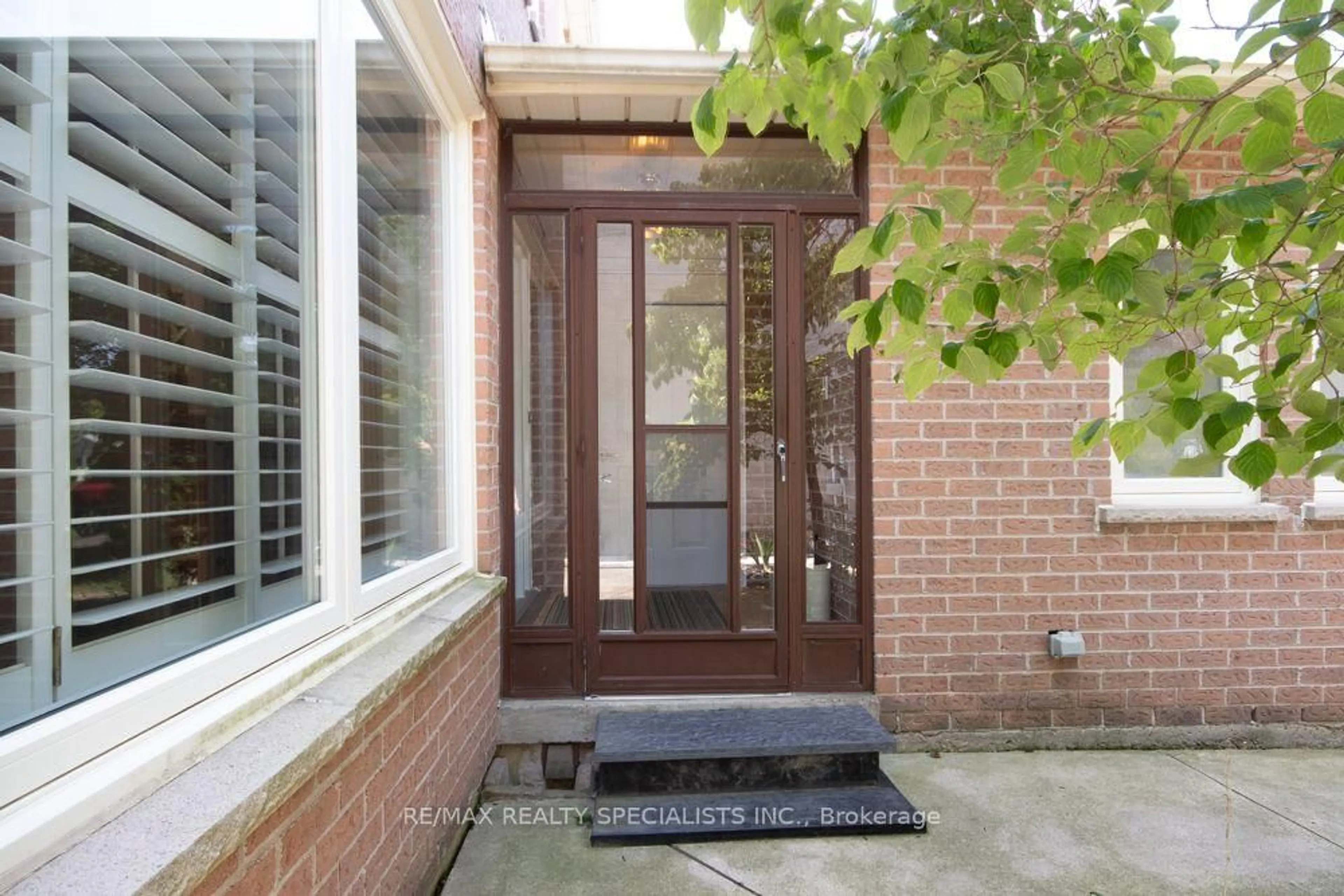 Indoor entryway for 358 Erin St, Oakville Ontario L6H 4P9