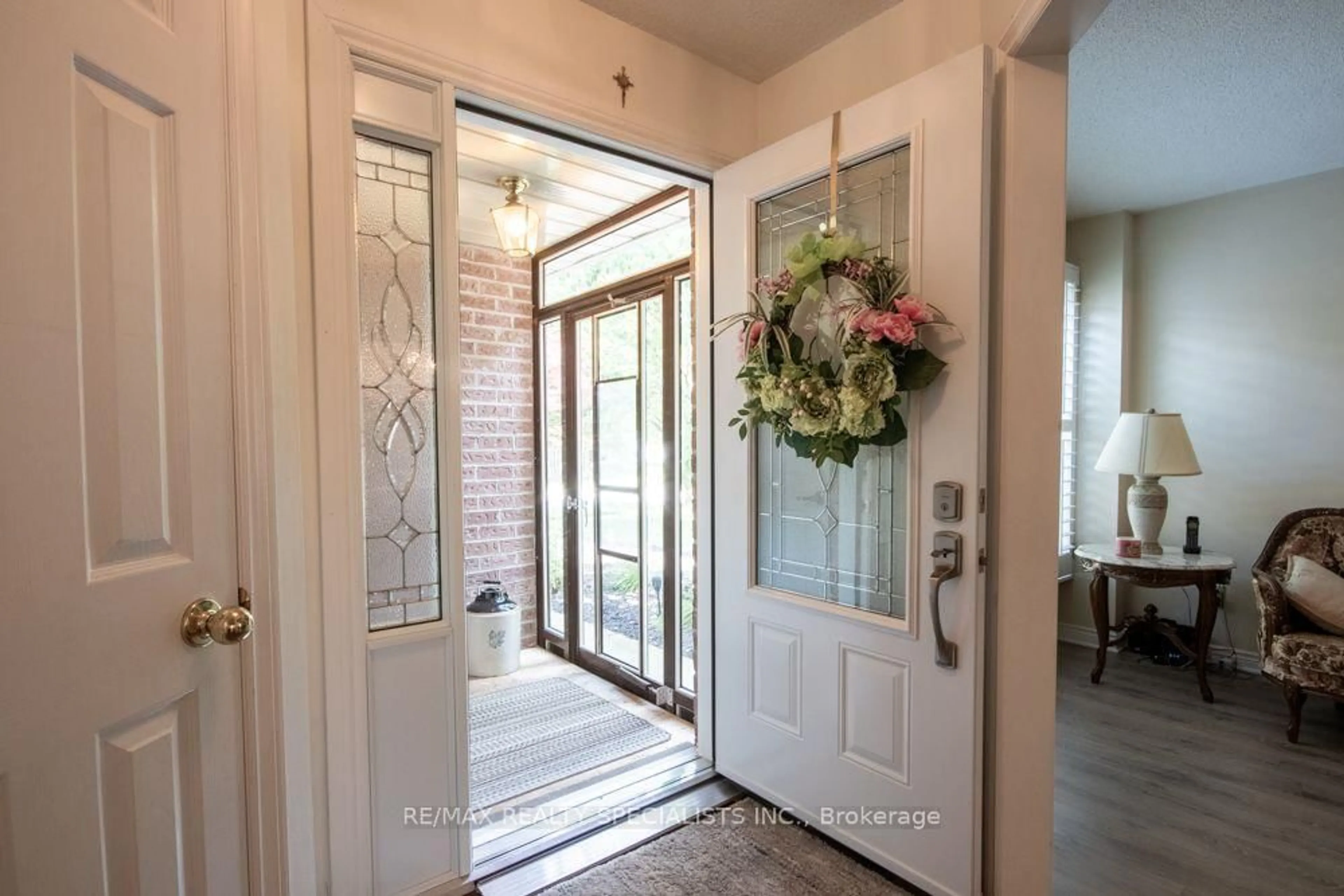Indoor entryway for 358 Erin St, Oakville Ontario L6H 4P9