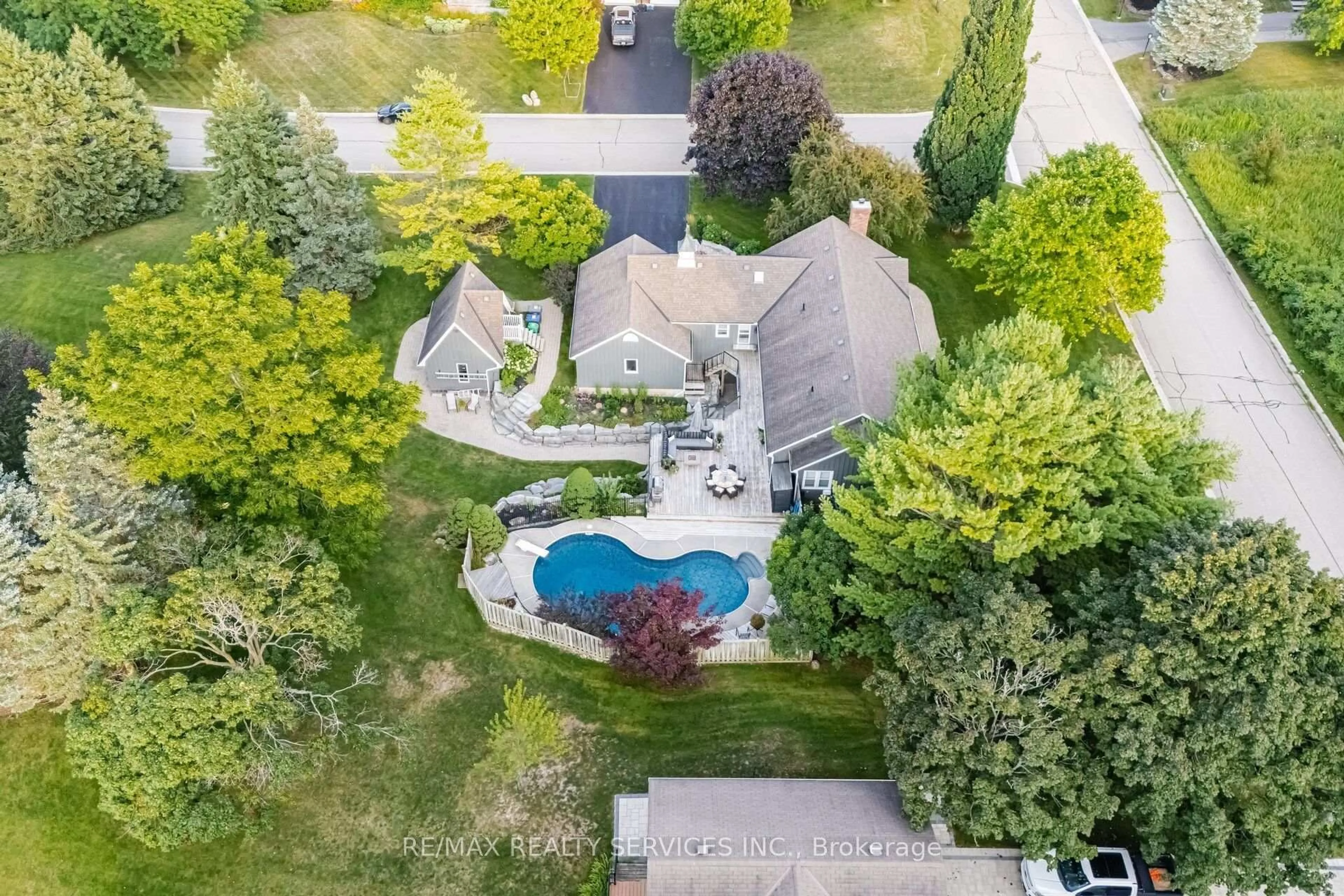 A pic from outside/outdoor area/front of a property/back of a property/a pic from drone, street for 38 West Village Dr, Caledon Ontario L7C 1H3