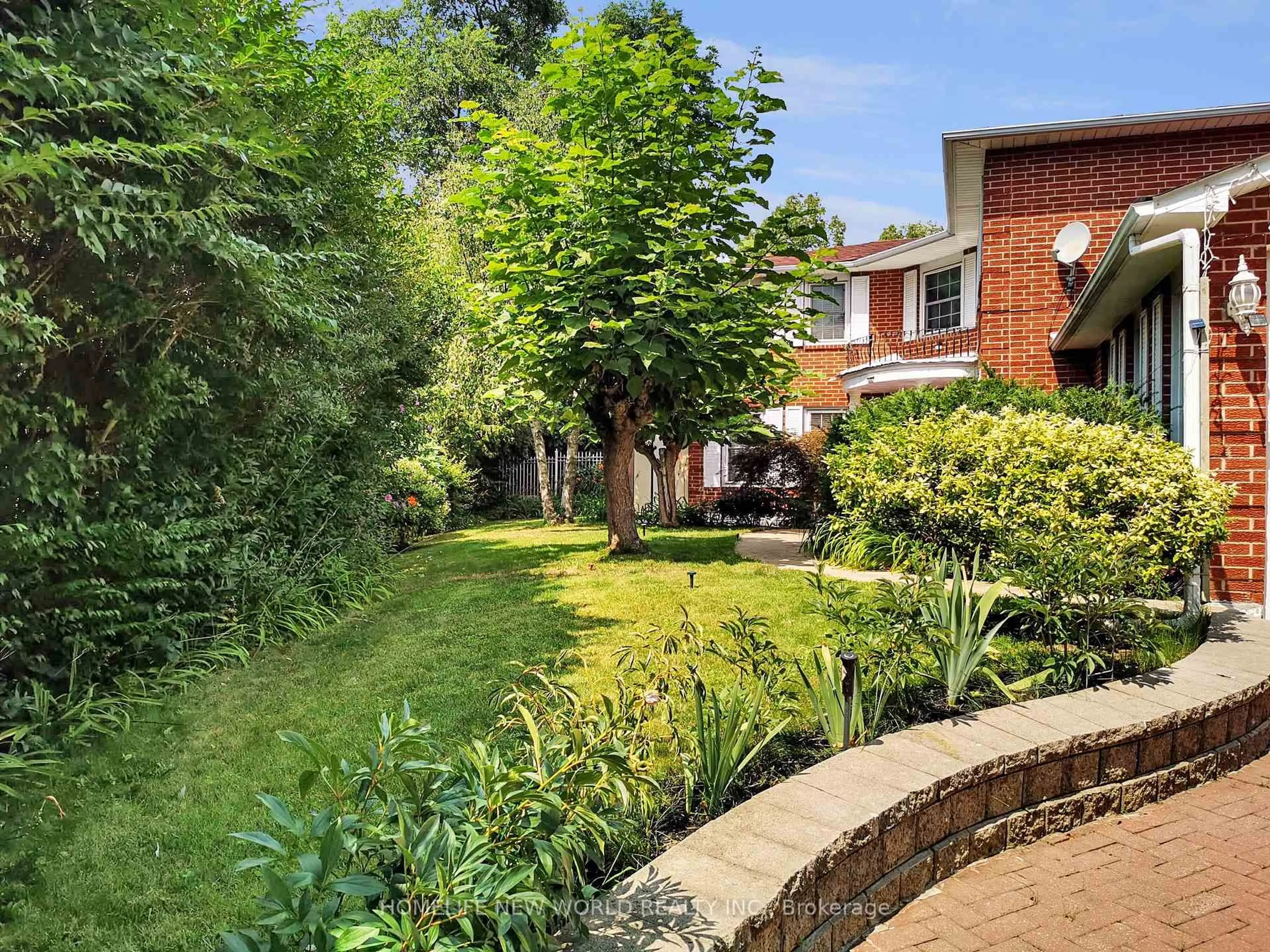 A pic from outside/outdoor area/front of a property/back of a property/a pic from drone, street for 14 Madrid Cres, Brampton Ontario L6S 2X4