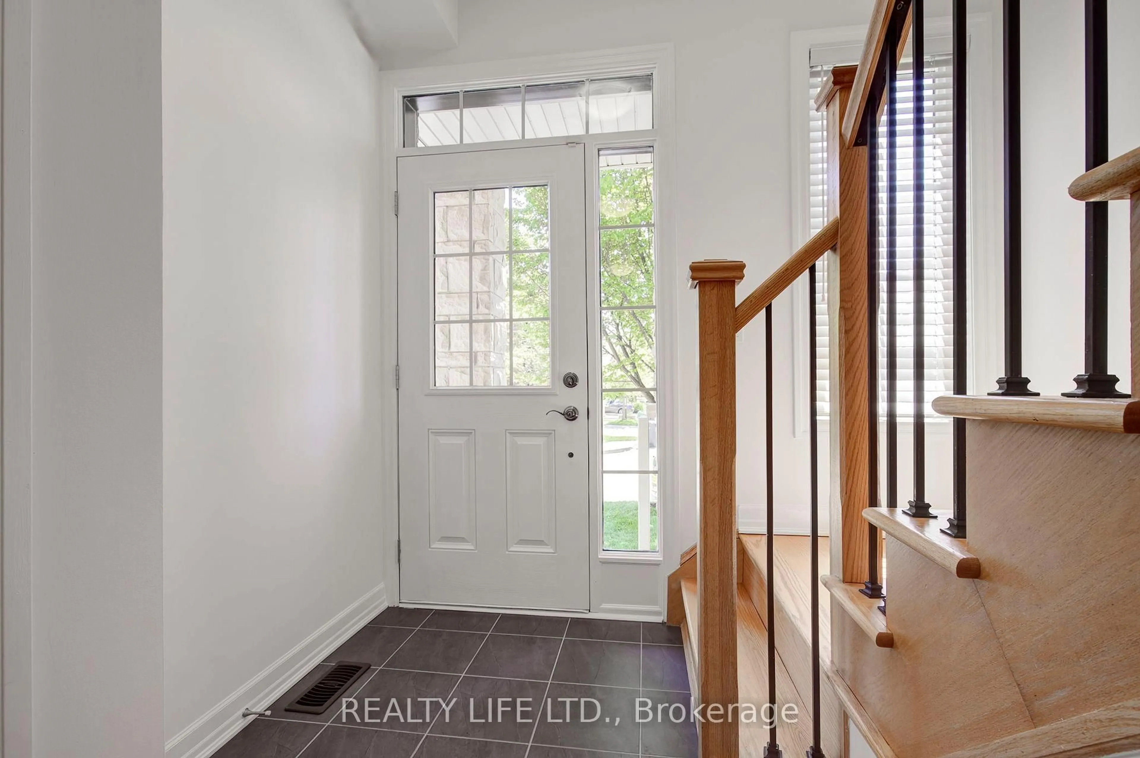 Indoor entryway for 1209 Owls Head Rd, Mississauga Ontario L5E 0A6