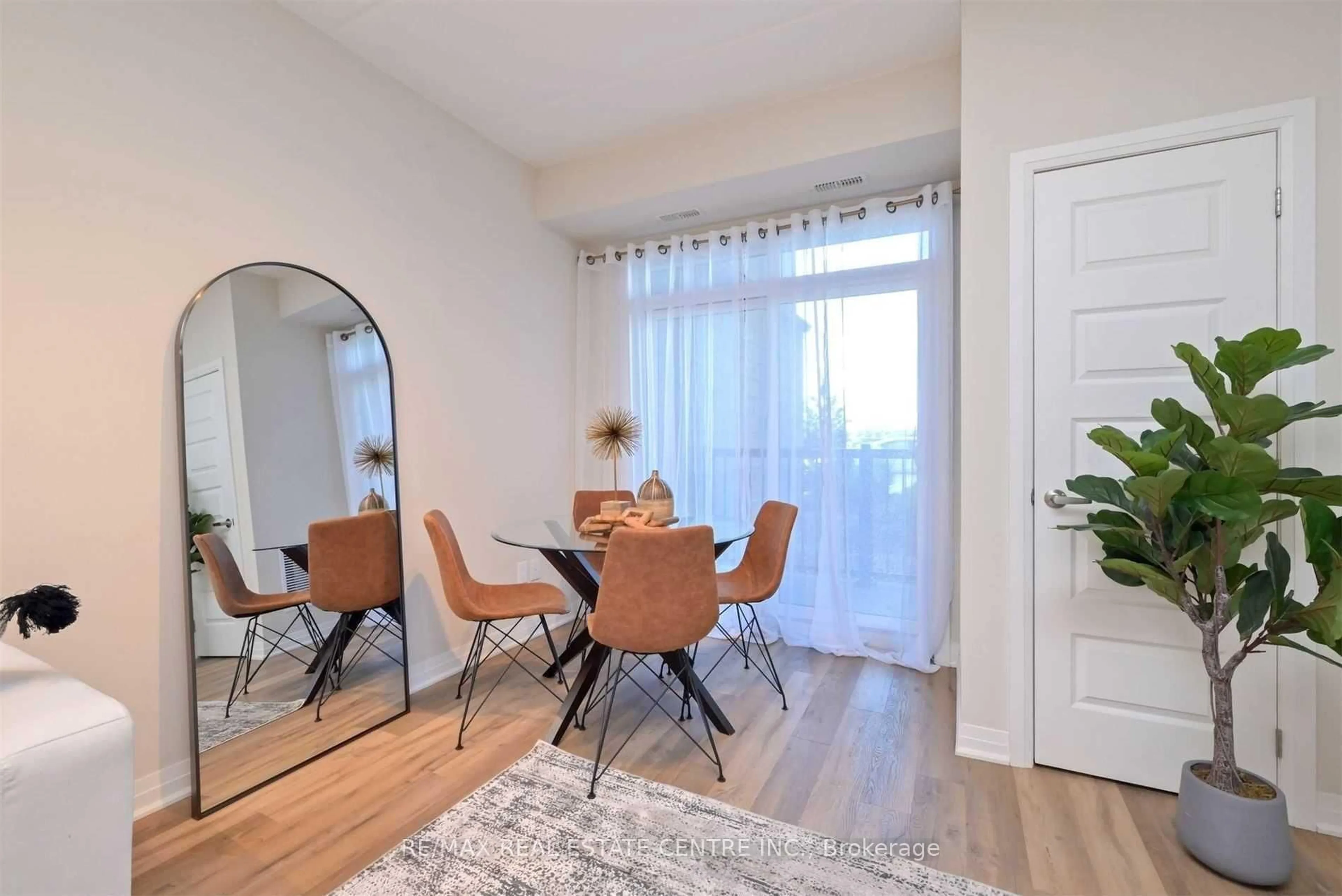 Dining room, wood/laminate floor for 610 Farmstead Dr #102, Milton Ontario L9T 8X5