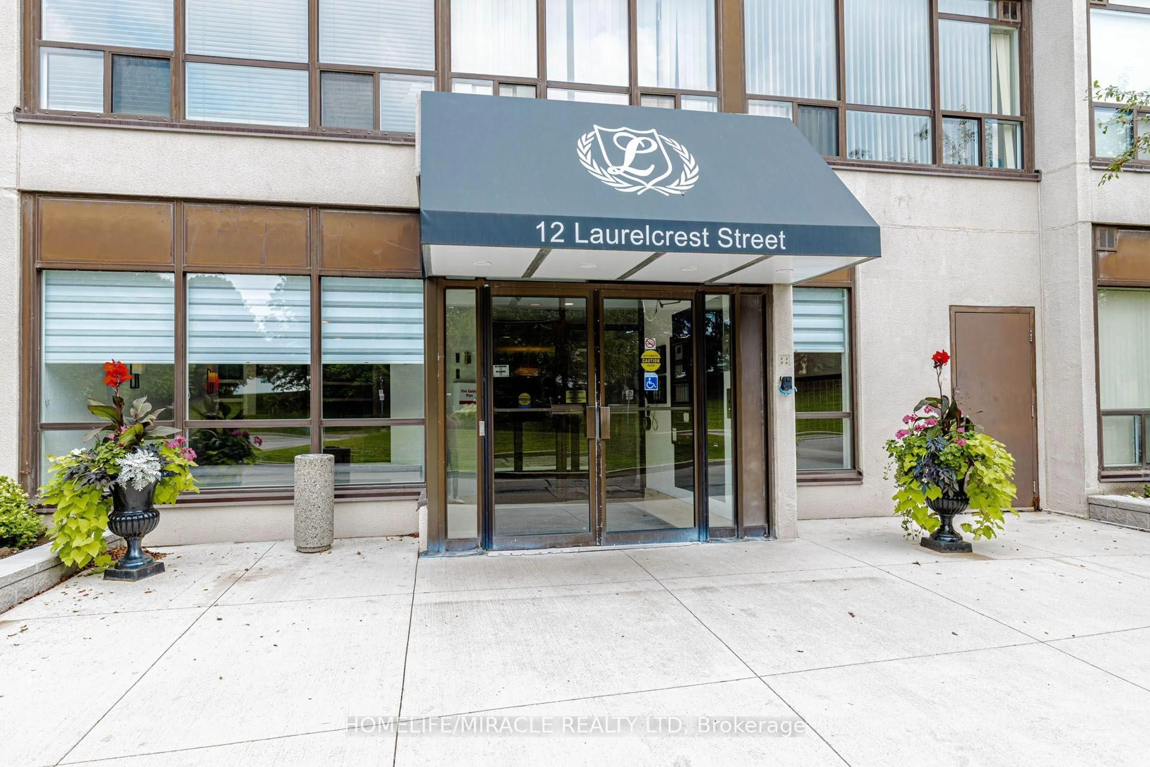 Indoor foyer for 12 Laurelcrest St #804, Brampton Ontario L6S 5Y4