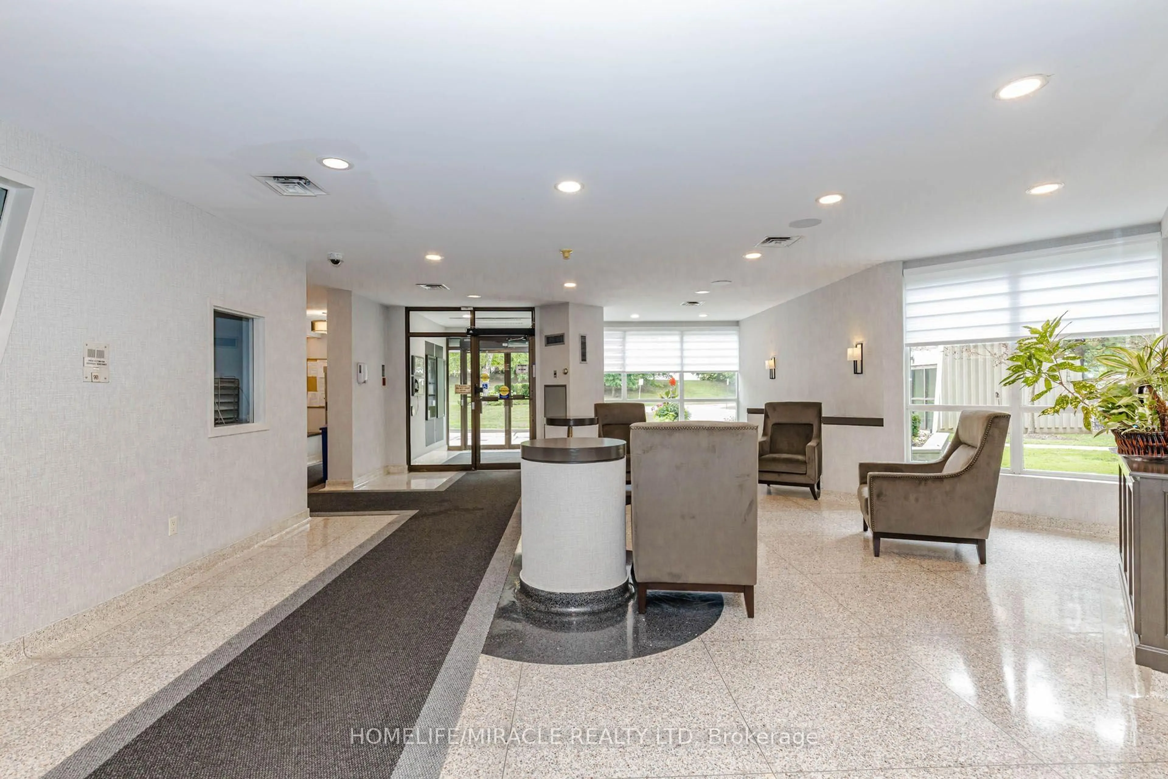 Indoor foyer for 12 Laurelcrest St #804, Brampton Ontario L6S 5Y4