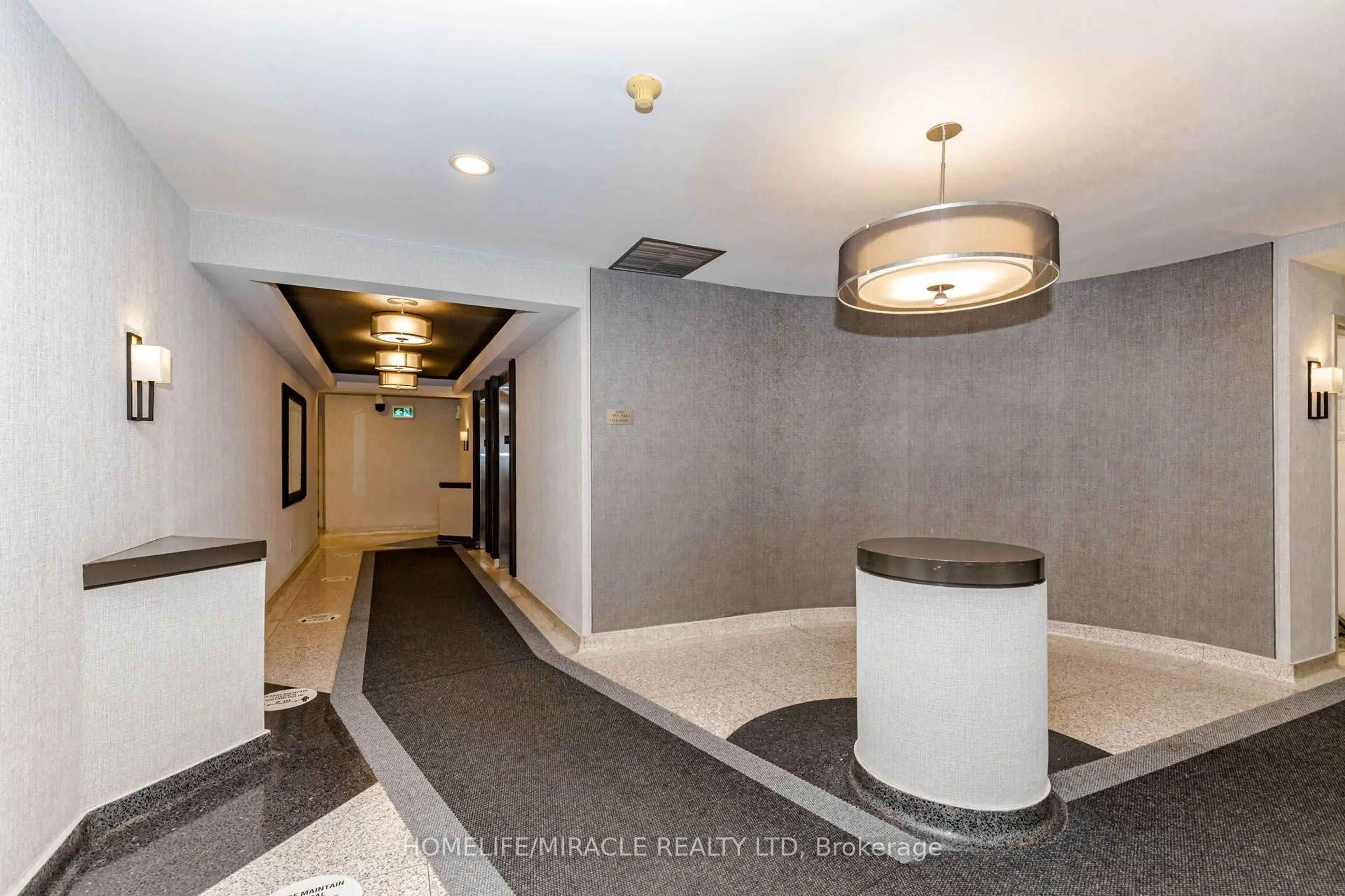 Indoor foyer for 12 Laurelcrest St #804, Brampton Ontario L6S 5Y4
