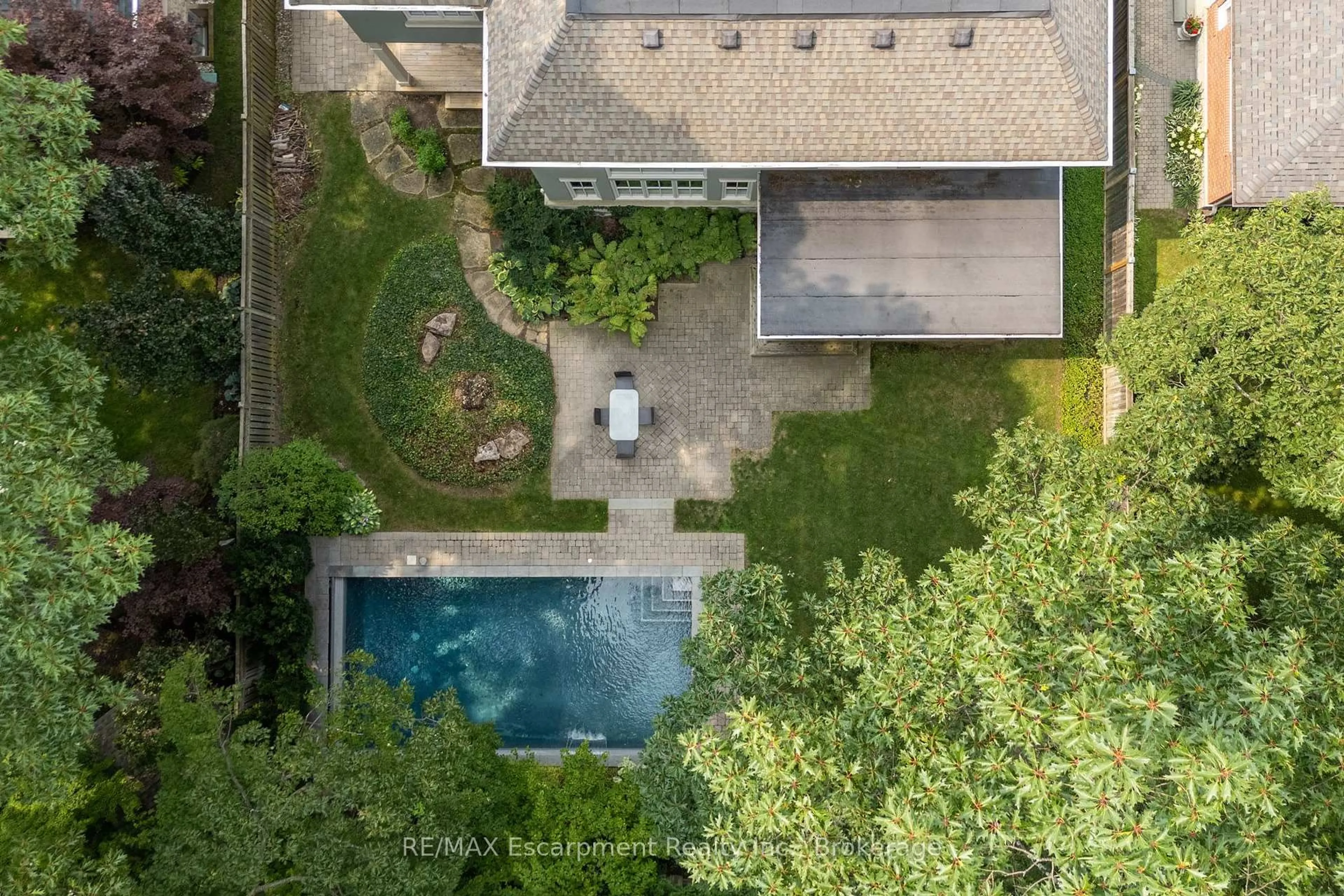 A pic from outside/outdoor area/front of a property/back of a property/a pic from drone, unknown for 411 WEDGEWOOD Dr, Oakville Ontario L6J 4S3