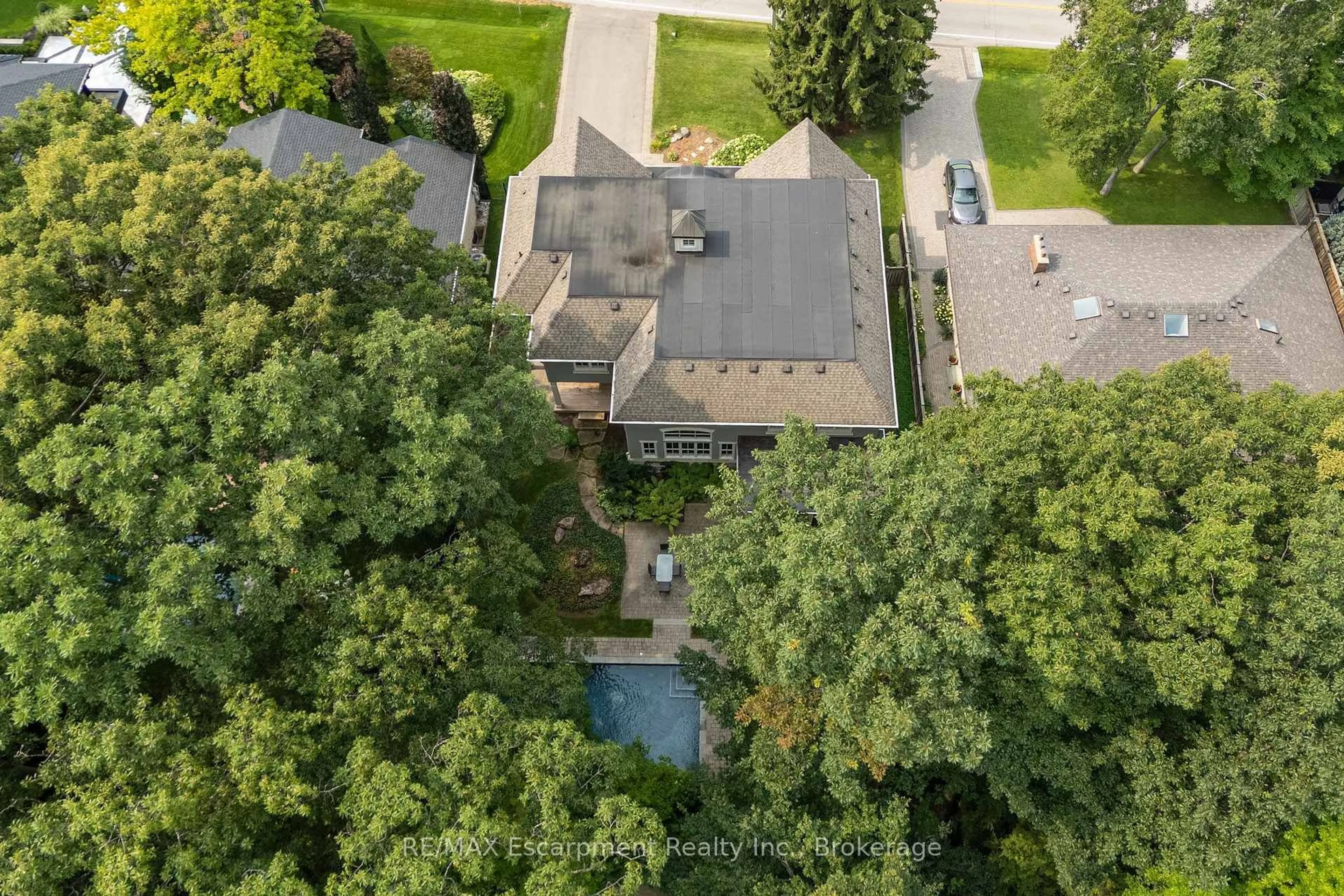 A pic from outside/outdoor area/front of a property/back of a property/a pic from drone, street for 411 WEDGEWOOD Dr, Oakville Ontario L6J 4S3
