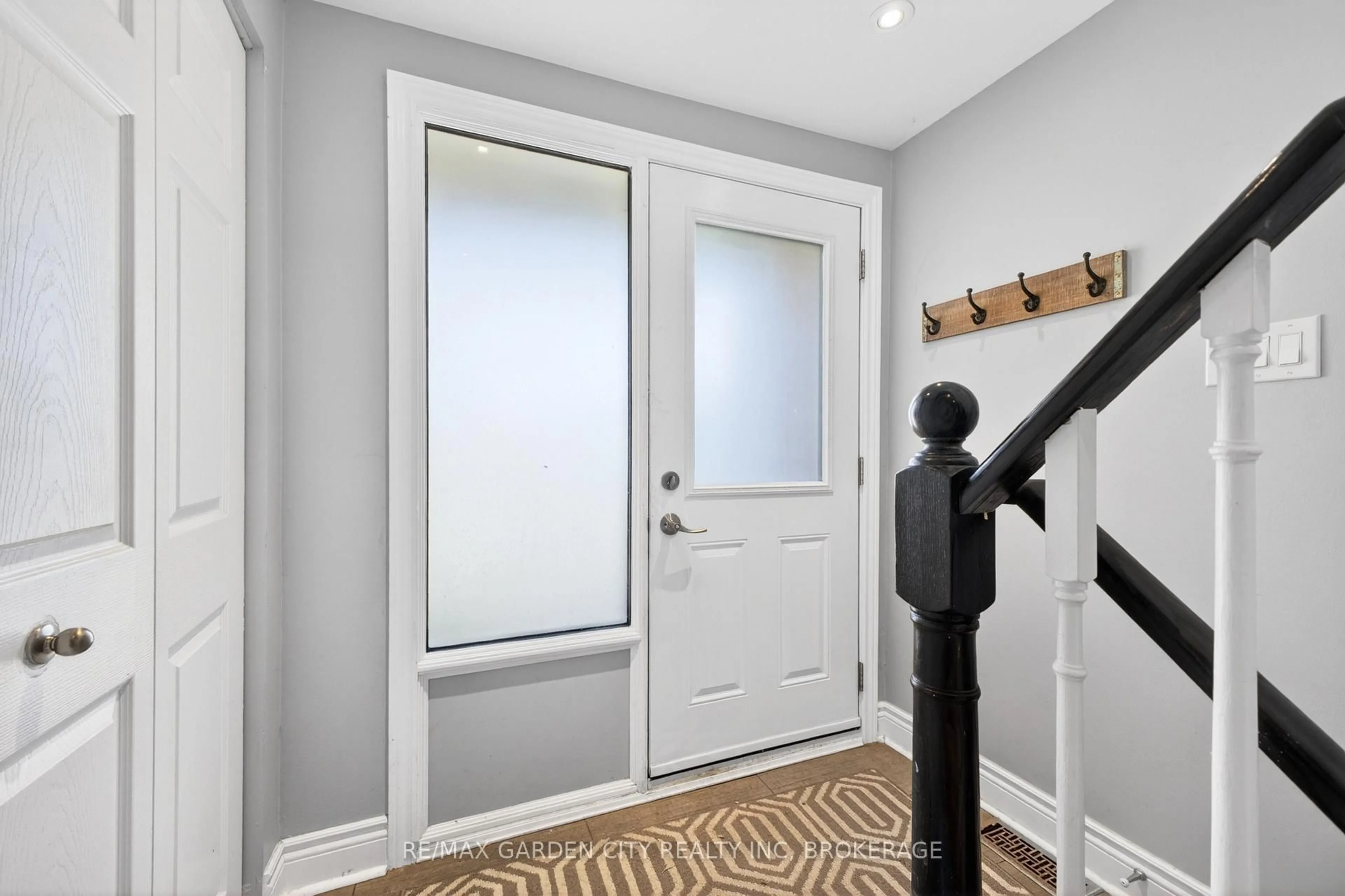 Indoor entryway for 3008 Palmer Dr #8, Burlington Ontario L7M 1L2