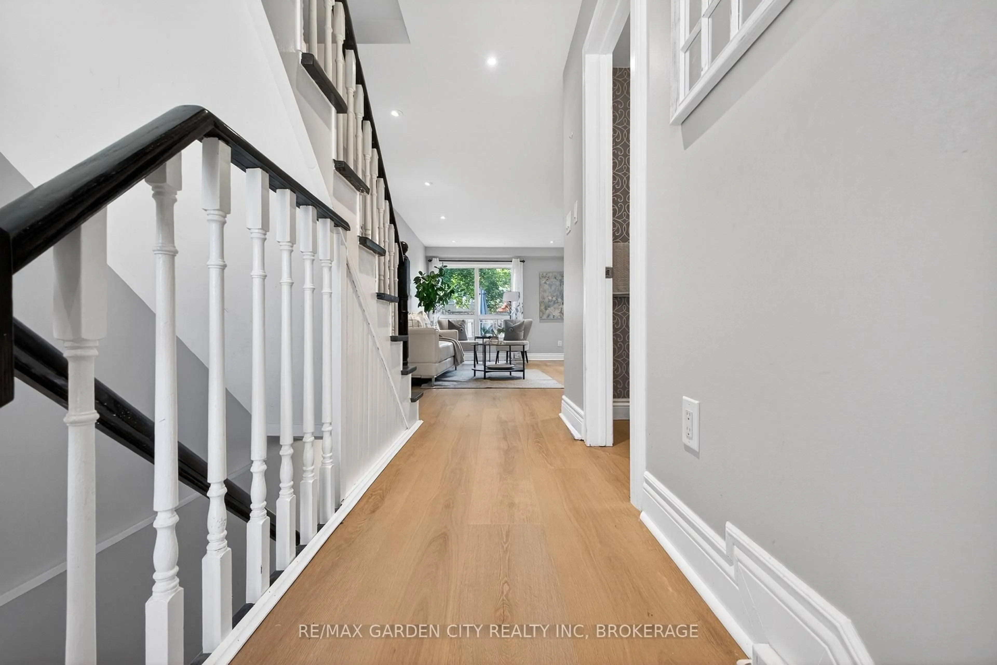 Indoor entryway for 3008 Palmer Dr #8, Burlington Ontario L7M 1L2