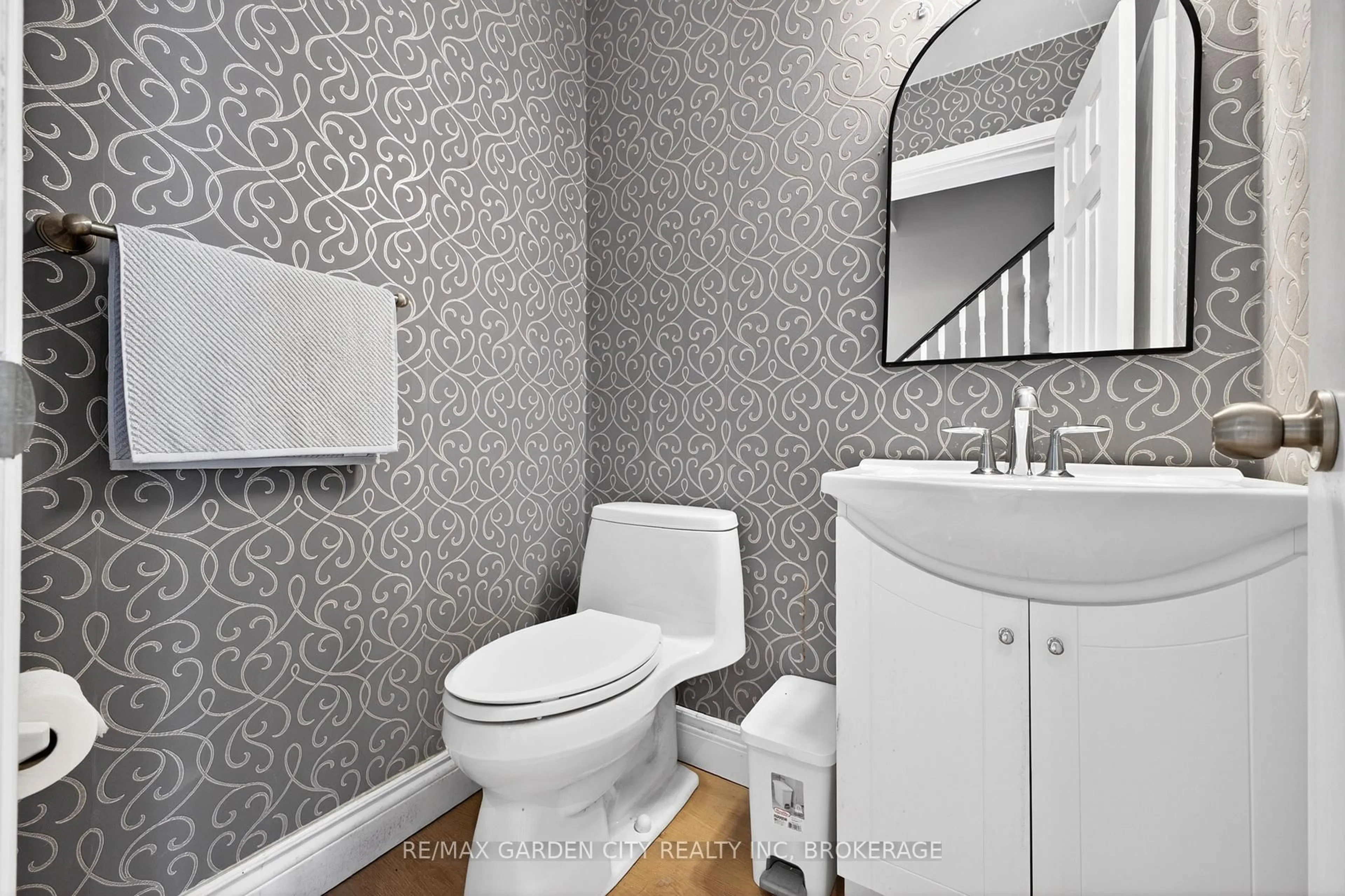 Standard bathroom, ceramic/tile floor for 3008 Palmer Dr #8, Burlington Ontario L7M 1L2