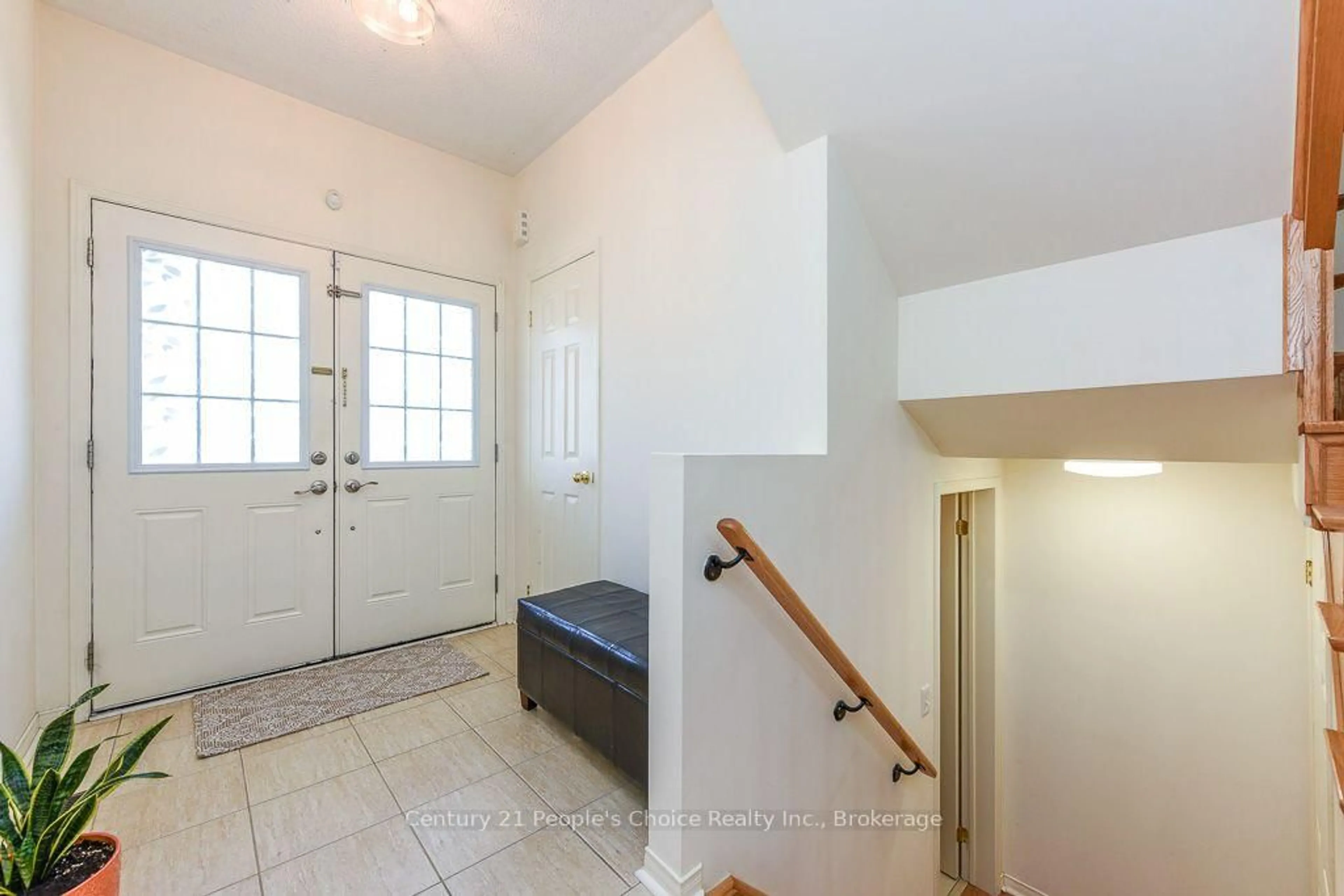 Indoor entryway for 270 Brussels Ave, Brampton Ontario L6Z 0G3