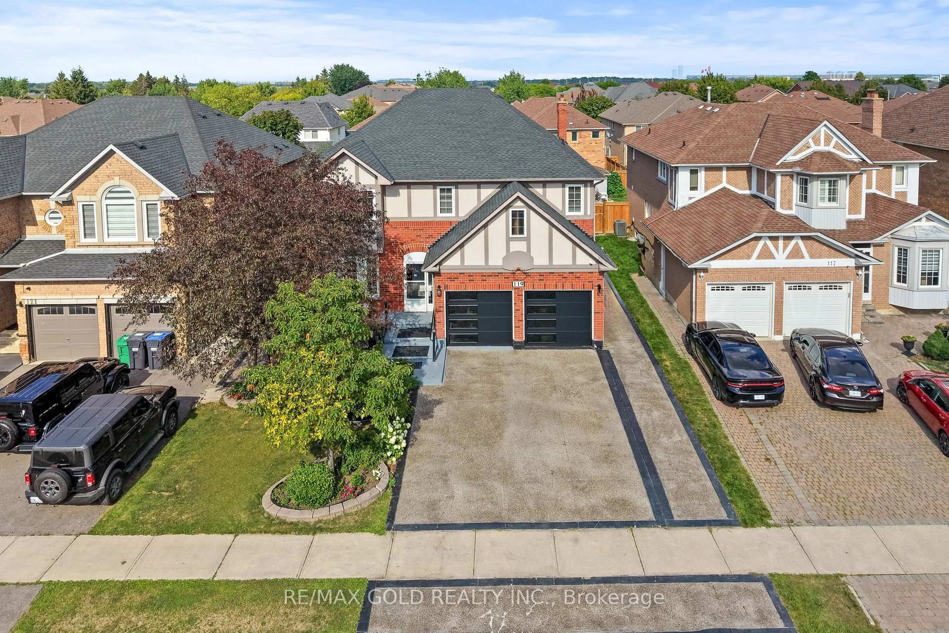 A pic from outside/outdoor area/front of a property/back of a property/a pic from drone, street for 119 Mountainash Rd, Brampton Ontario L6R 1H8