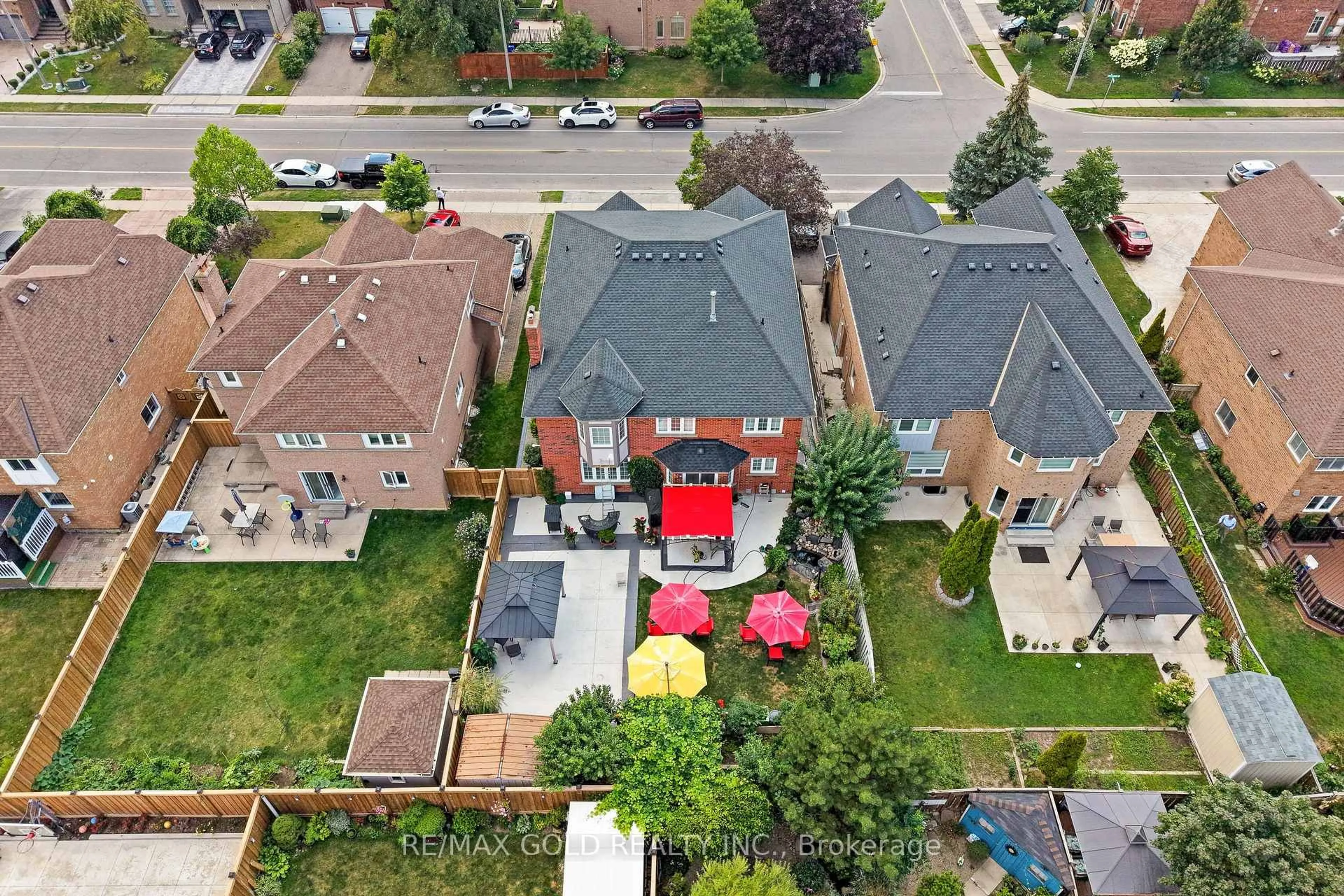 A pic from outside/outdoor area/front of a property/back of a property/a pic from drone, street for 119 Mountainash Rd, Brampton Ontario L6R 1H8