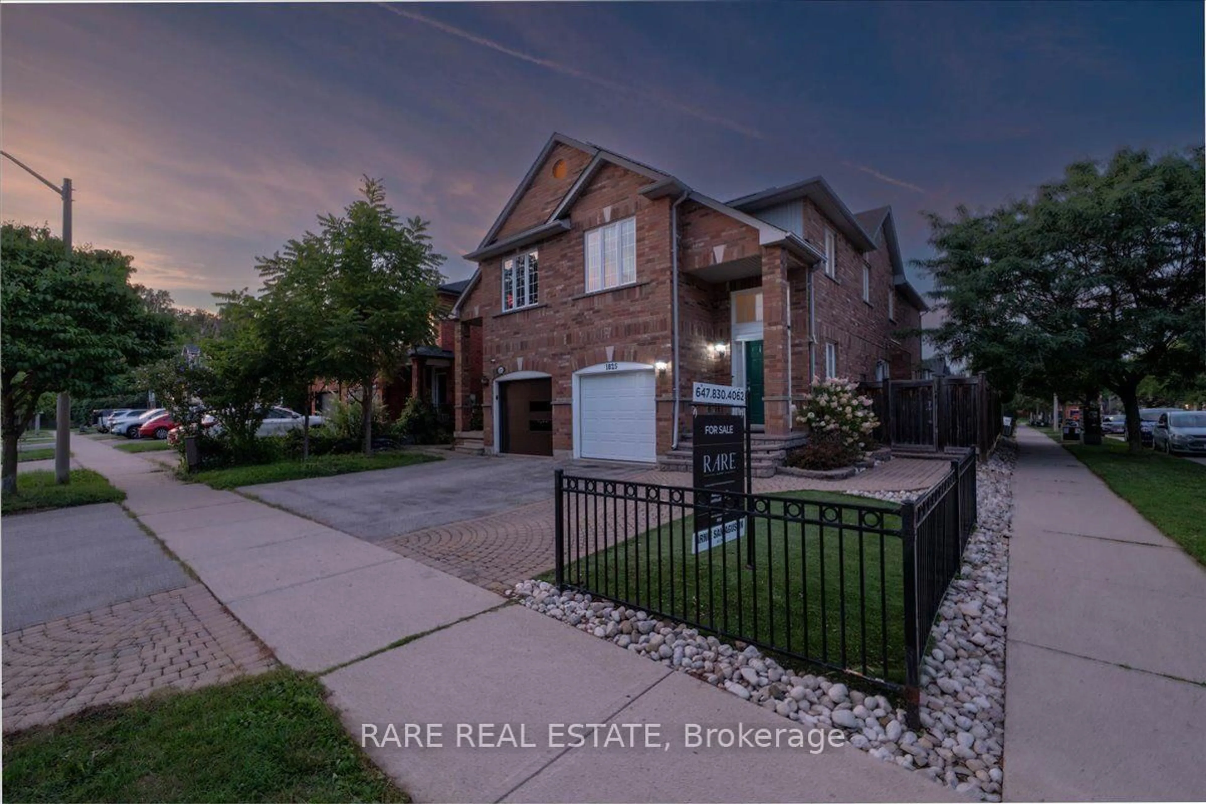 A pic from outside/outdoor area/front of a property/back of a property/a pic from drone, street for 1825 Hobson Dr, Burlington Ontario L7L 6P9
