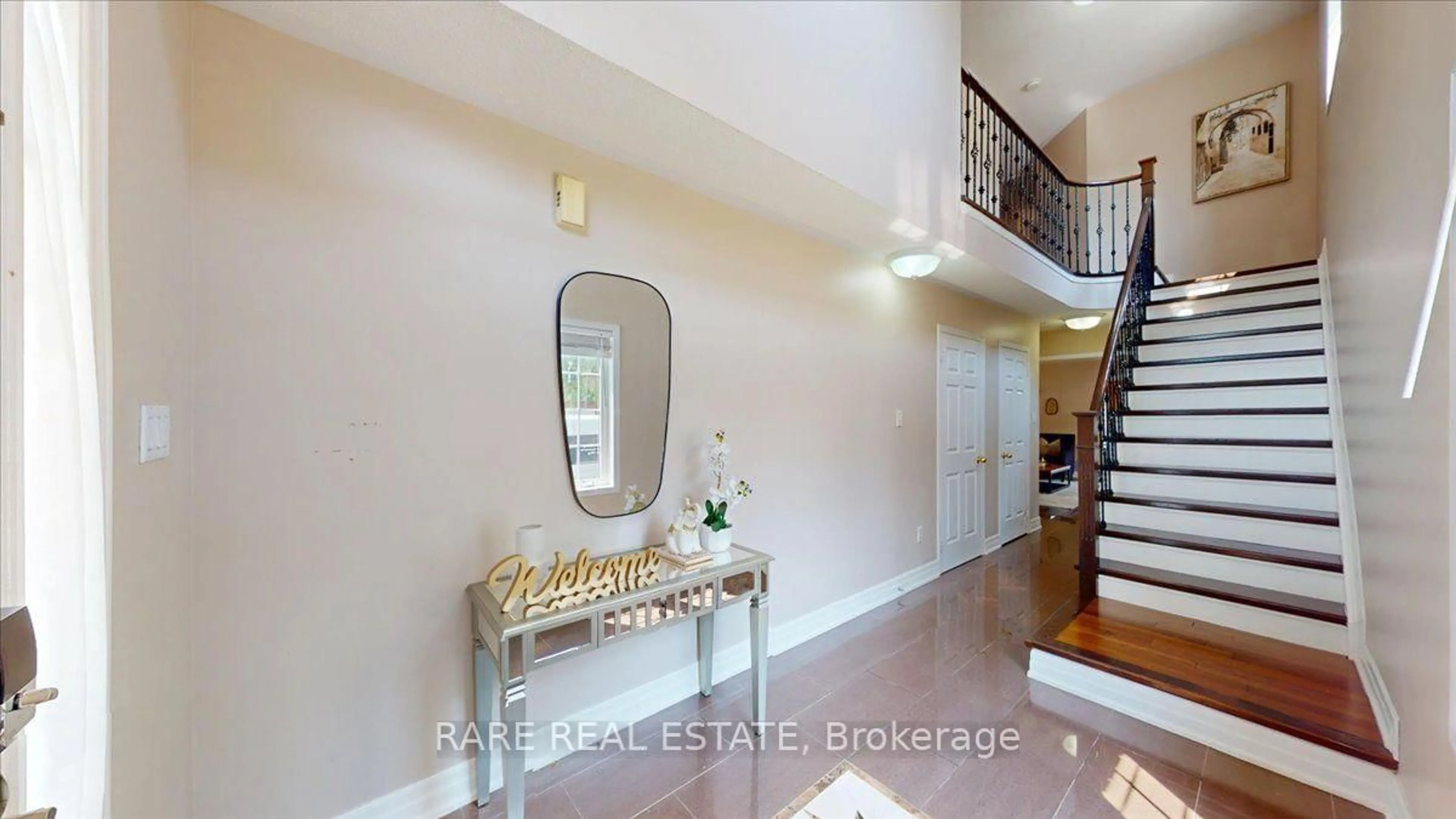Indoor foyer for 1825 Hobson Dr, Burlington Ontario L7L 6P9