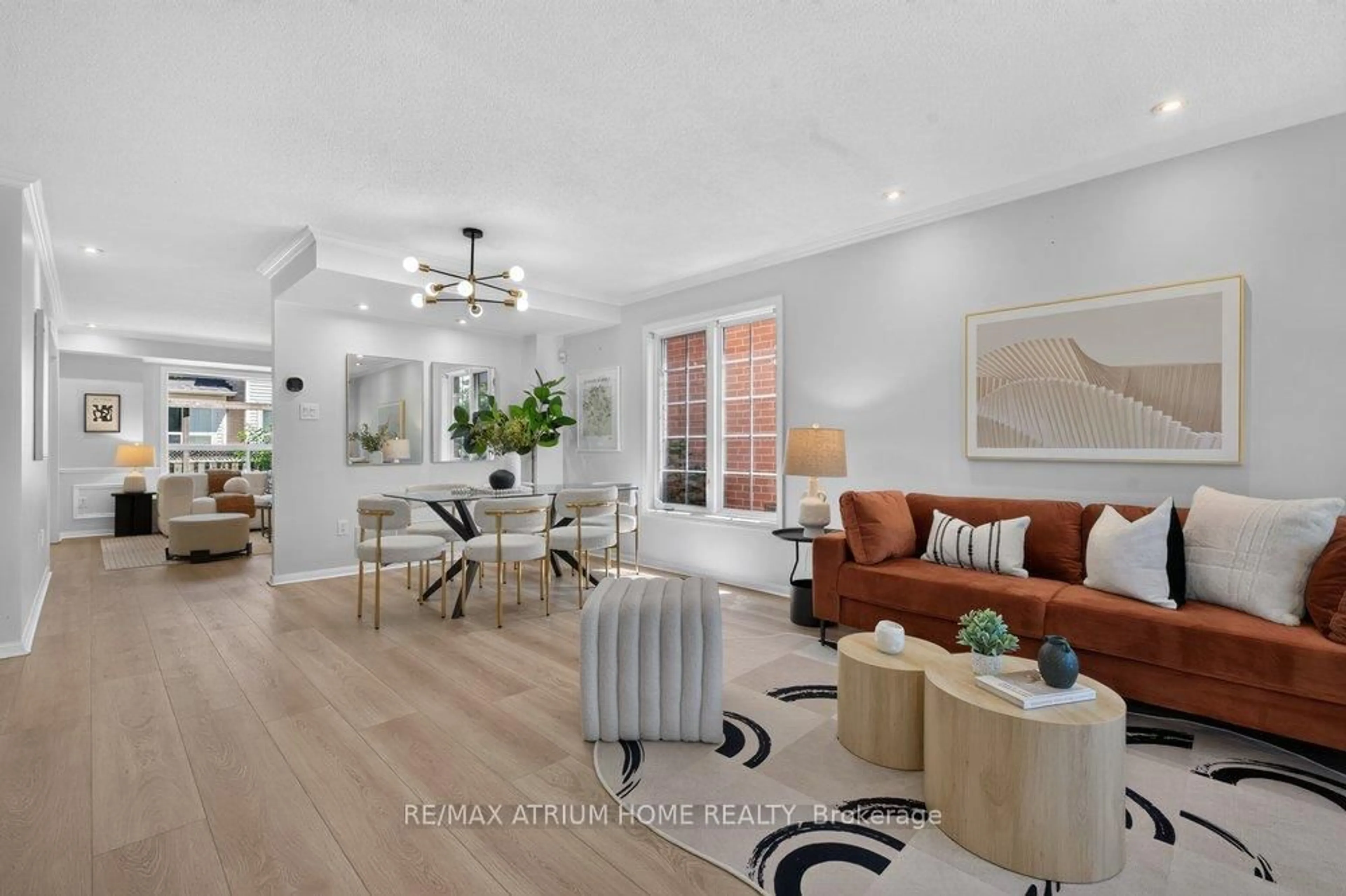 Living room with furniture, unknown for 2293 Oakhaven Dr, Oakville Ontario L6M 3Y9