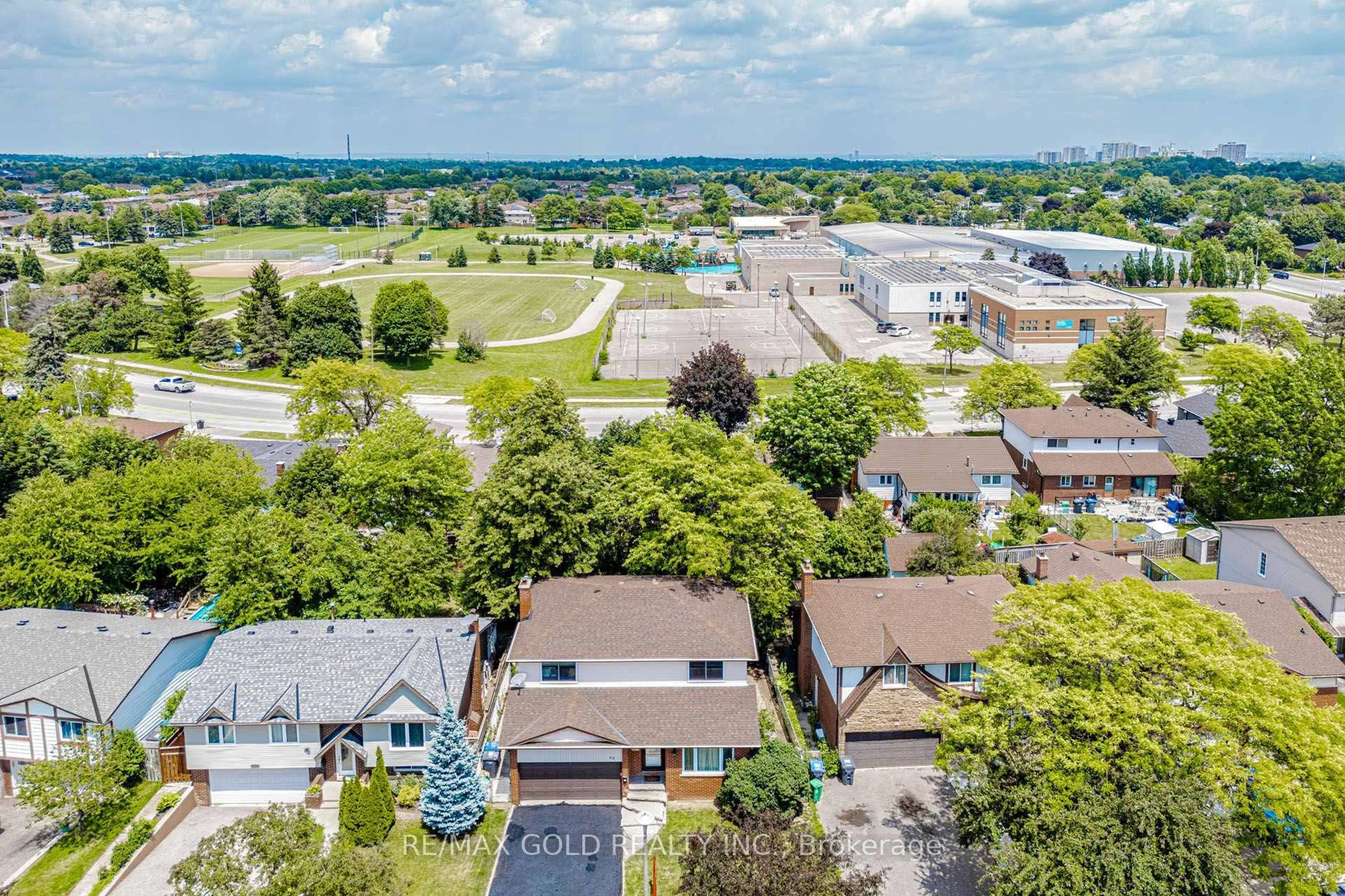 A pic from outside/outdoor area/front of a property/back of a property/a pic from drone, unknown for 62 Charters Rd, Brampton Ontario L6V 2S5