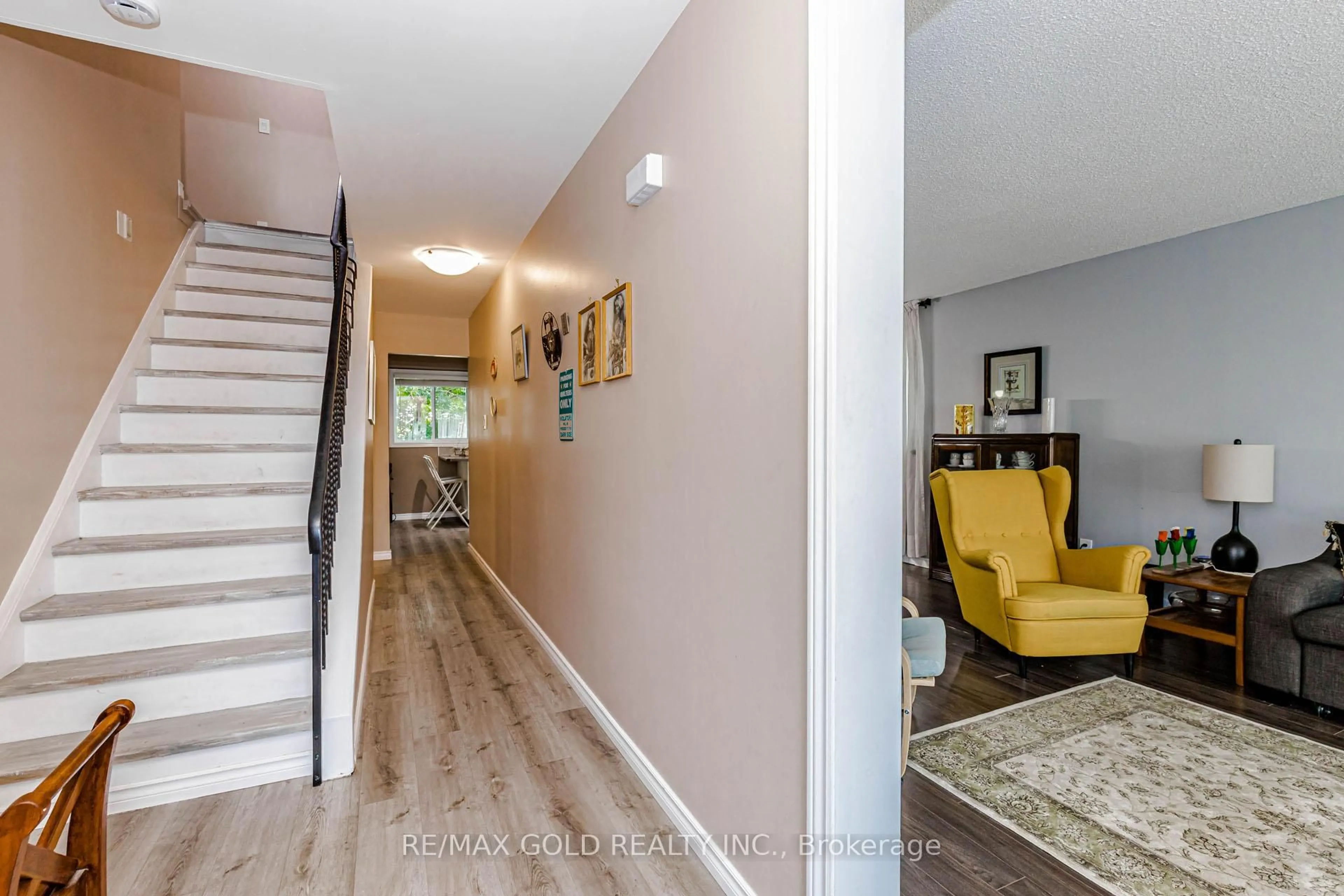 Indoor entryway for 62 Charters Rd, Brampton Ontario L6V 2S5