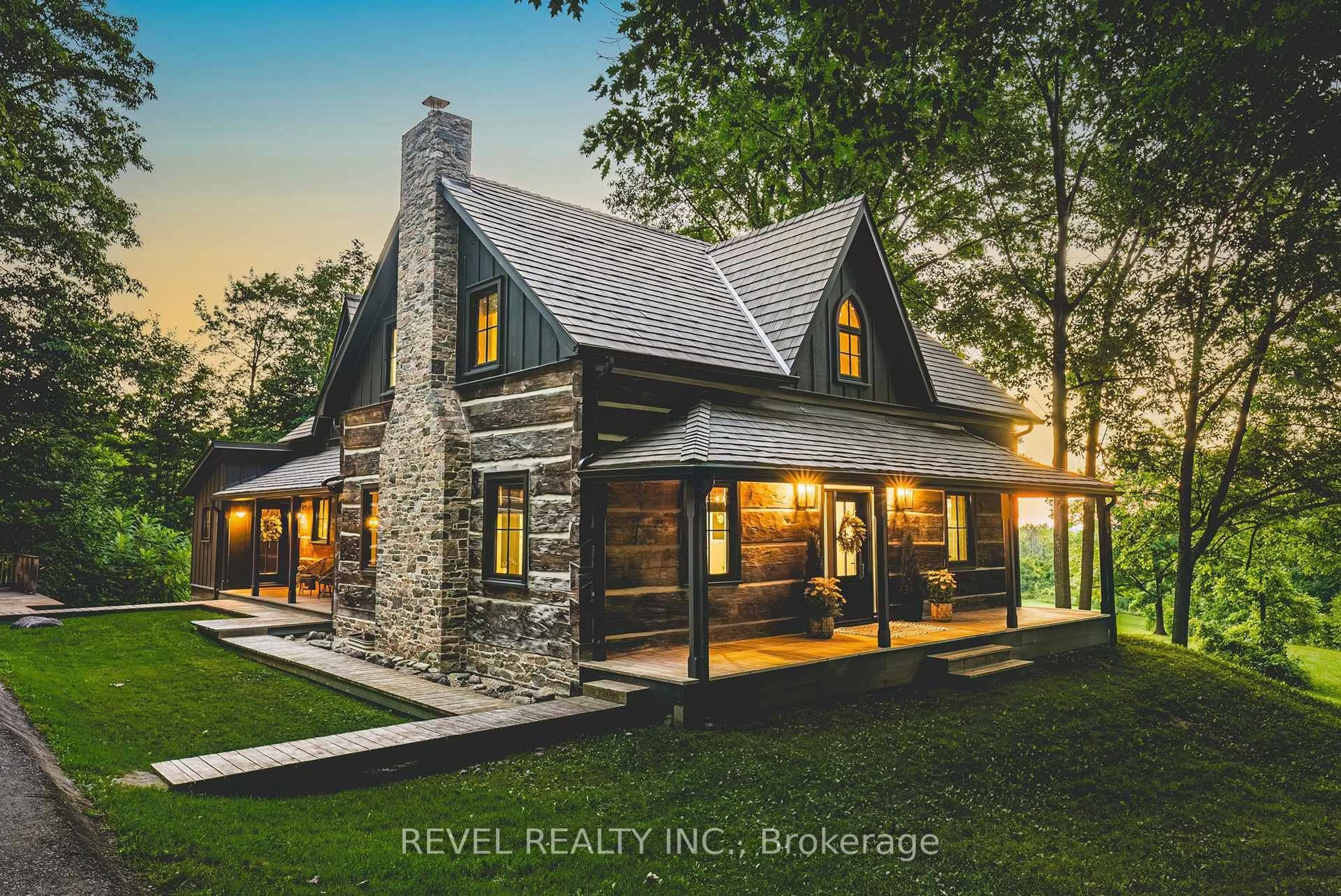 Home with vinyl exterior material, mountain view for 7399 Bell School Line, Milton Ontario L9T 2Y1