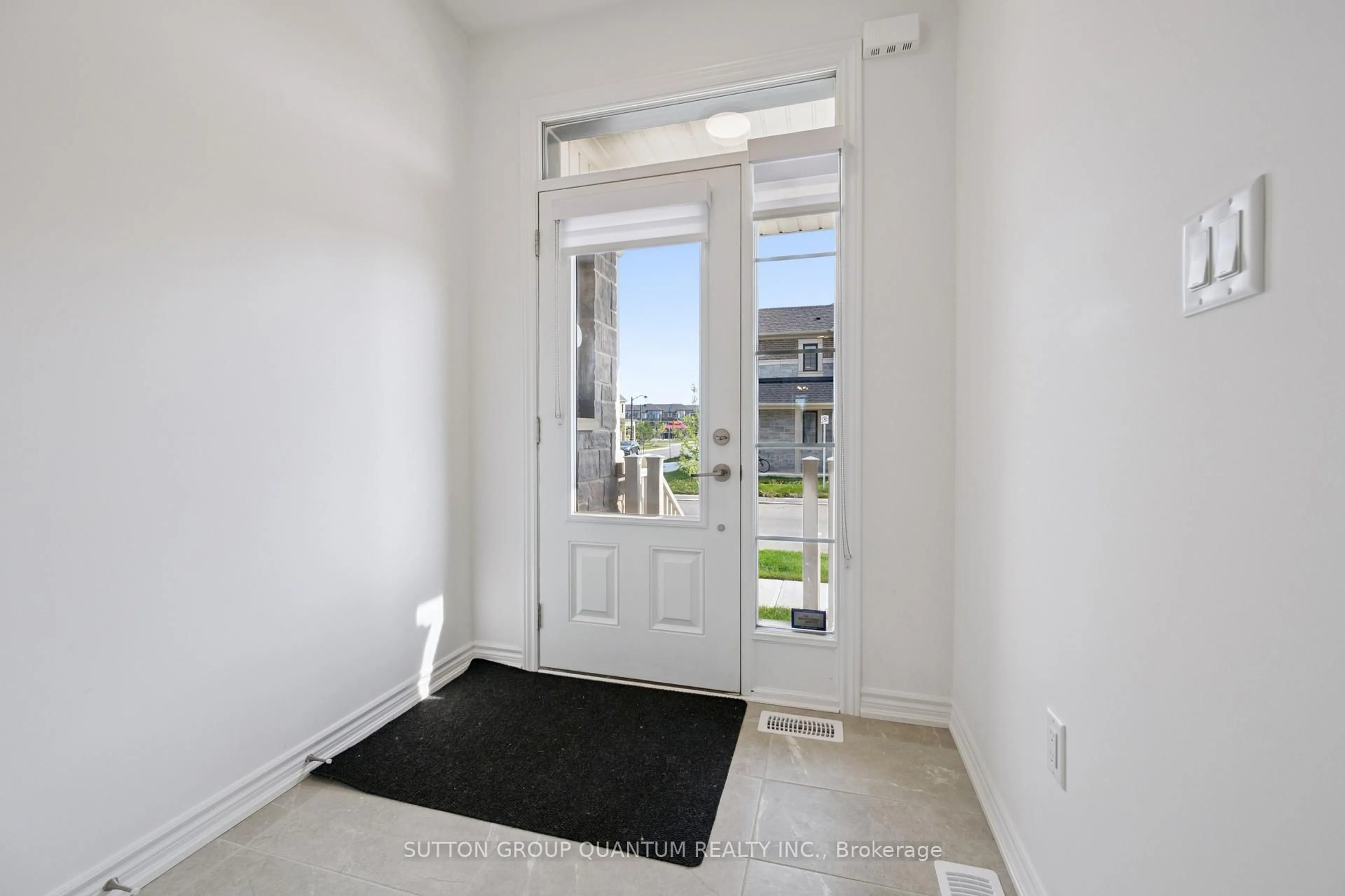 Indoor entryway for 3040 Robert Lamb Blvd, Oakville Ontario L6H 7H5