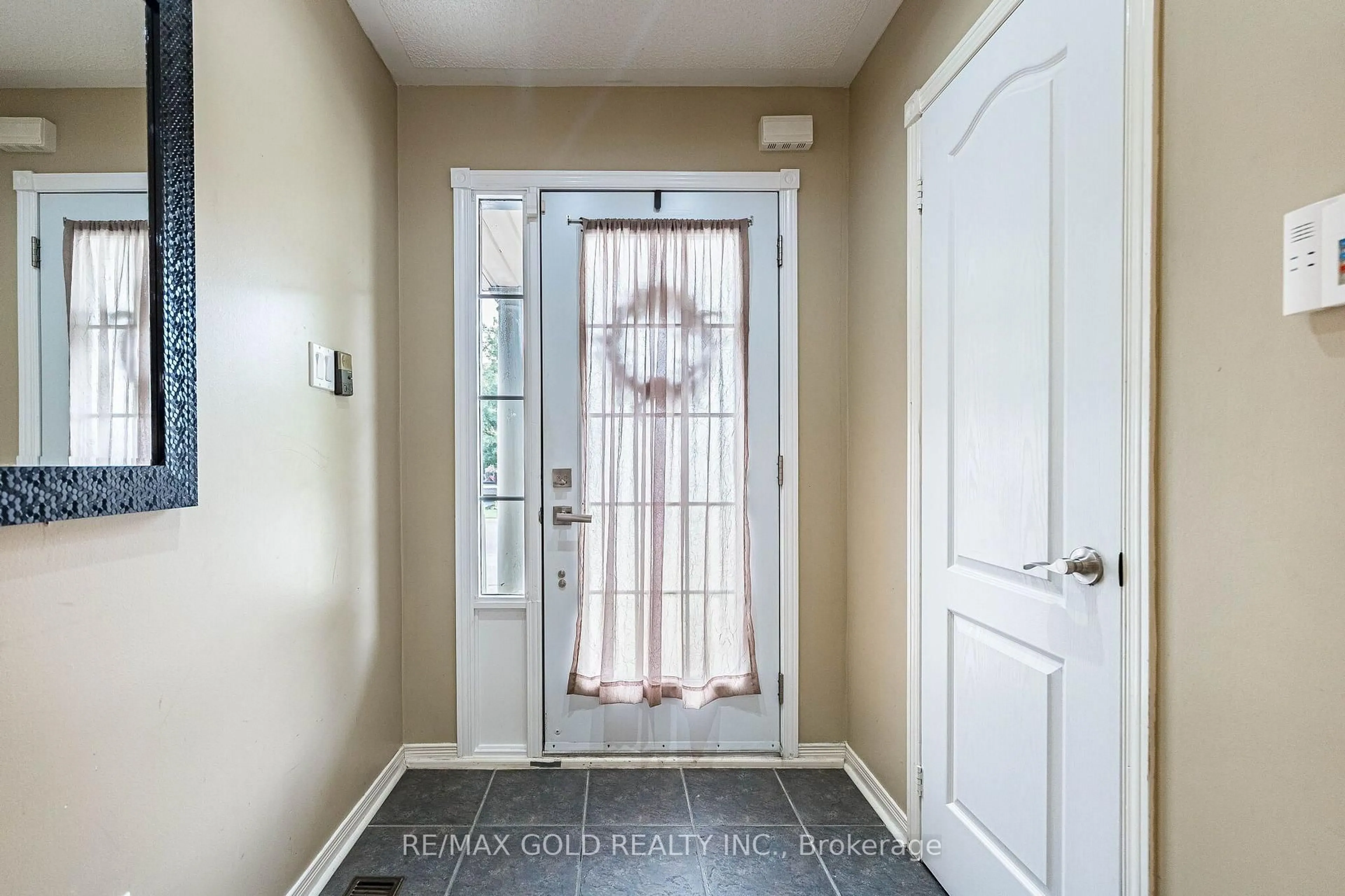 Indoor entryway for 48 Redfinch Way, Brampton Ontario L7A 2B2