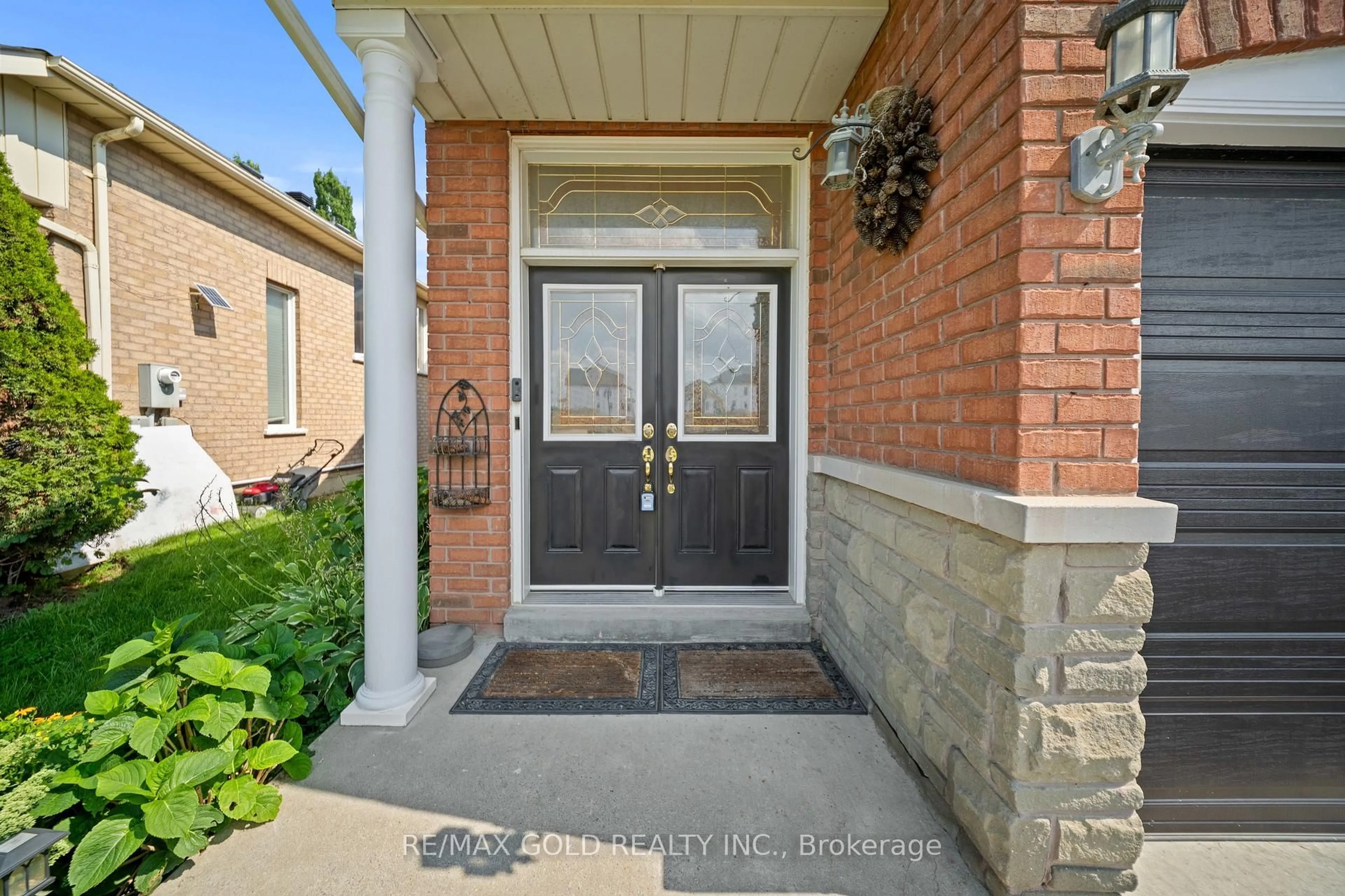 Indoor entryway for 26 Highwood Rd, Brampton Ontario L6Z 4T7