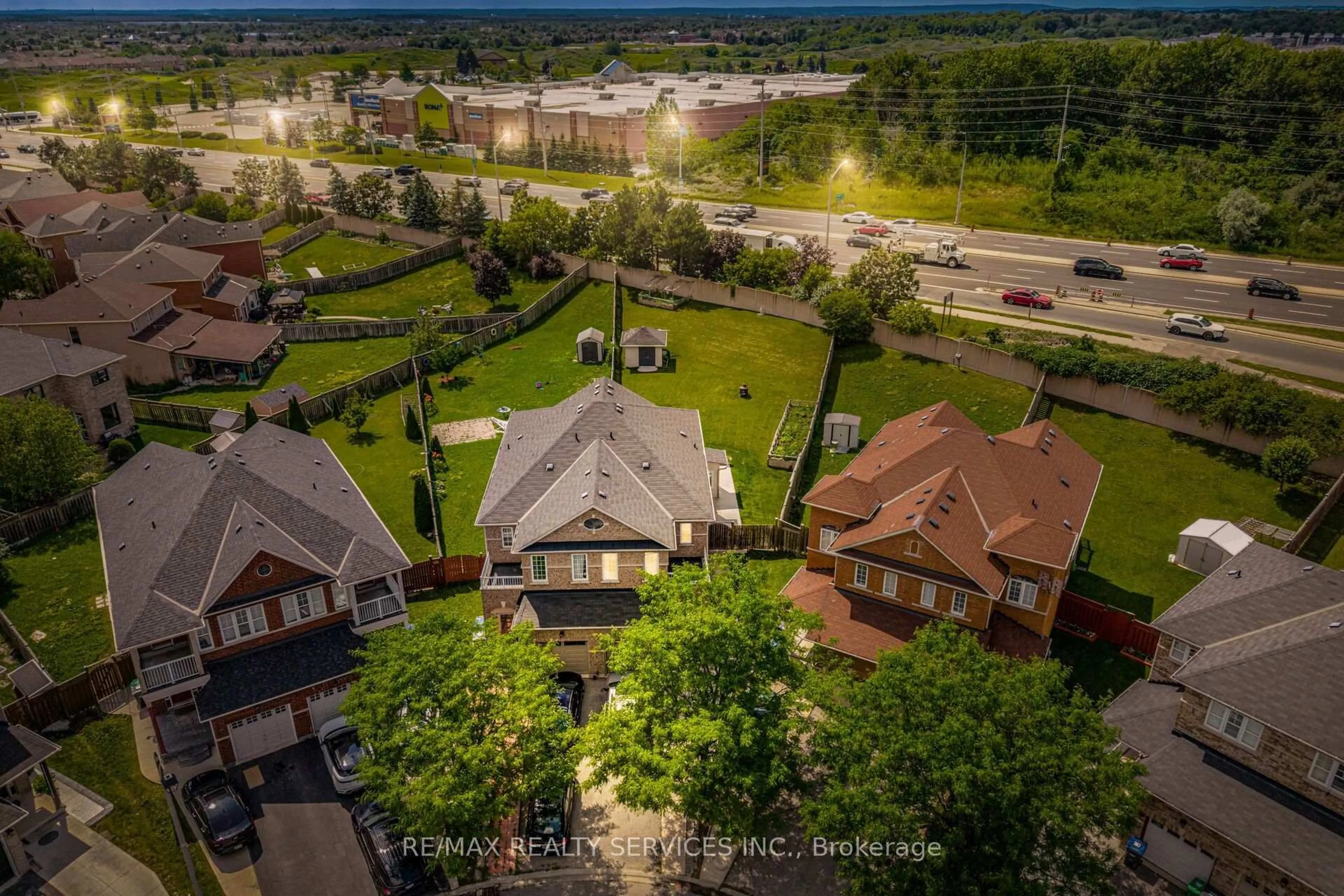 A pic from outside/outdoor area/front of a property/back of a property/a pic from drone, unknown for 32 Deepcoral Crt, Brampton Ontario L6V 4P7