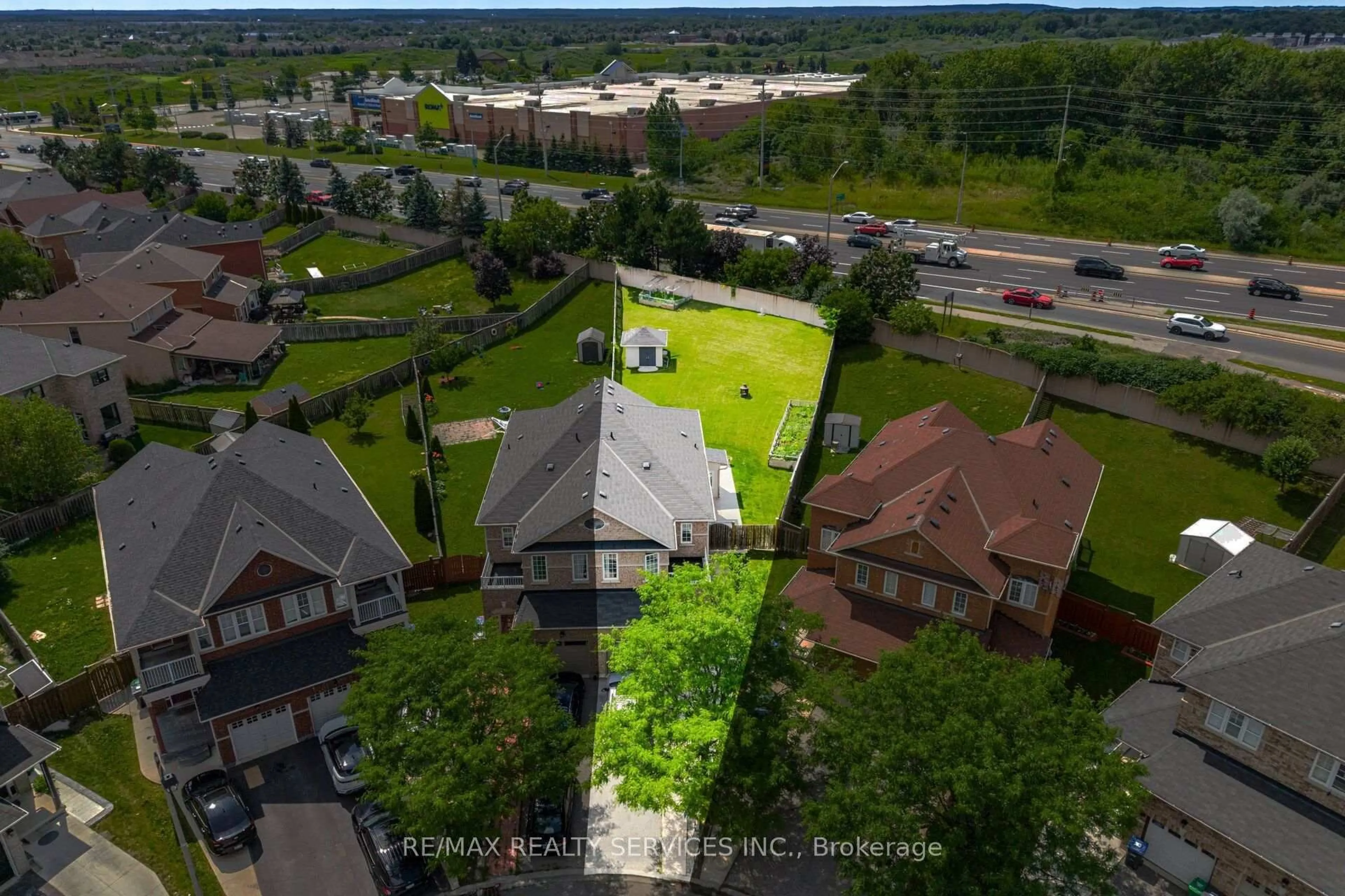 A pic from outside/outdoor area/front of a property/back of a property/a pic from drone, street for 32 Deepcoral Crt, Brampton Ontario L6V 4P7