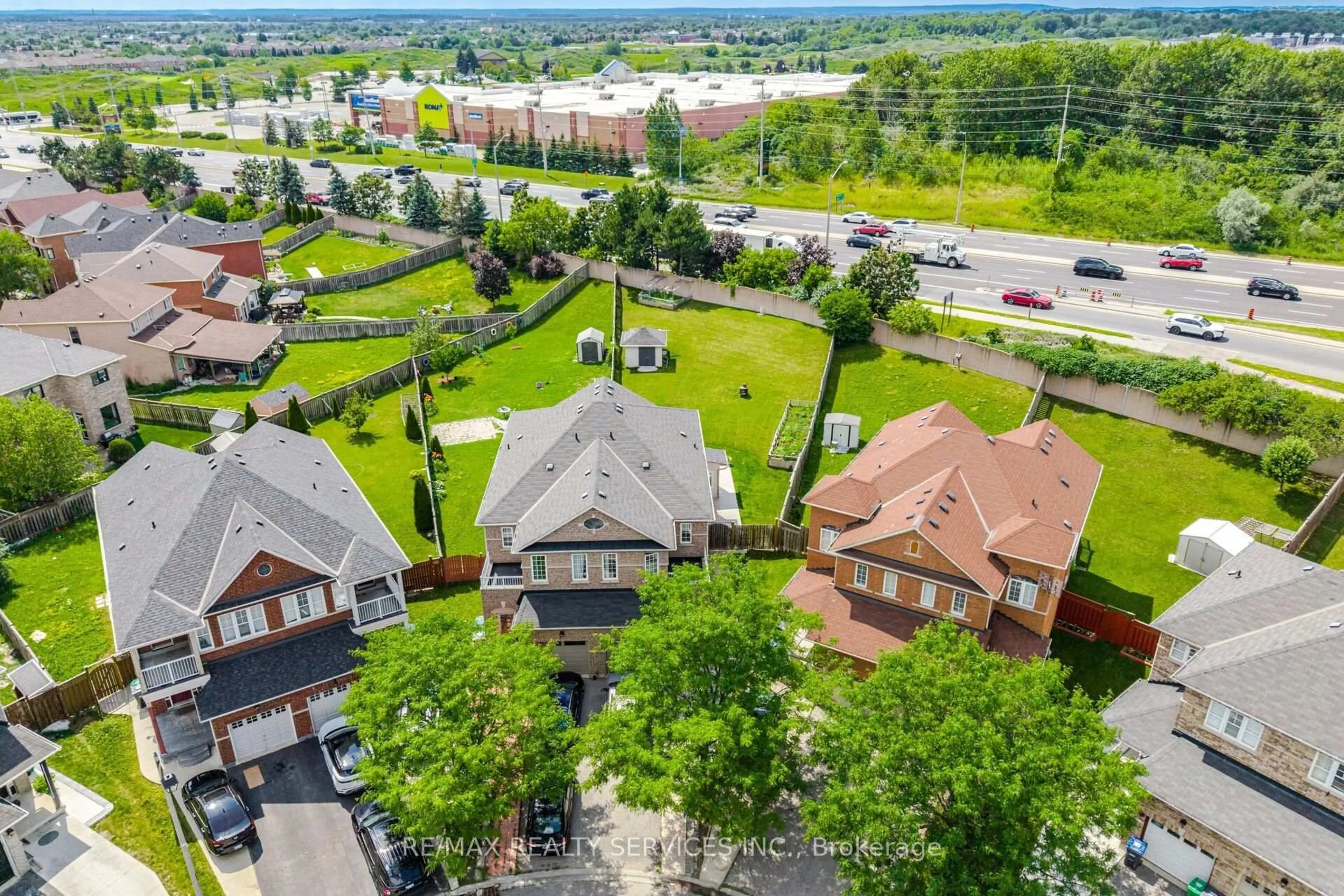 A pic from outside/outdoor area/front of a property/back of a property/a pic from drone, city buildings view from balcony for 32 Deepcoral Crt, Brampton Ontario L6V 4P7