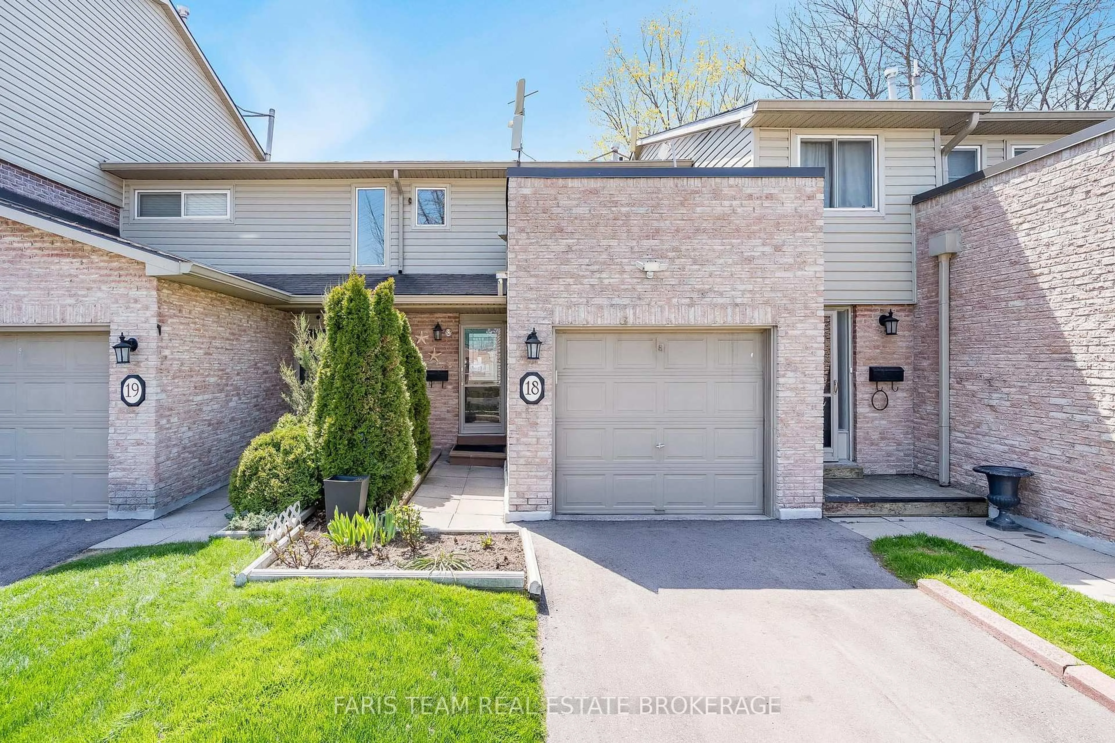 Home with brick exterior material, street for 2075 Asta Dr #18, Mississauga Ontario L5A 2T5