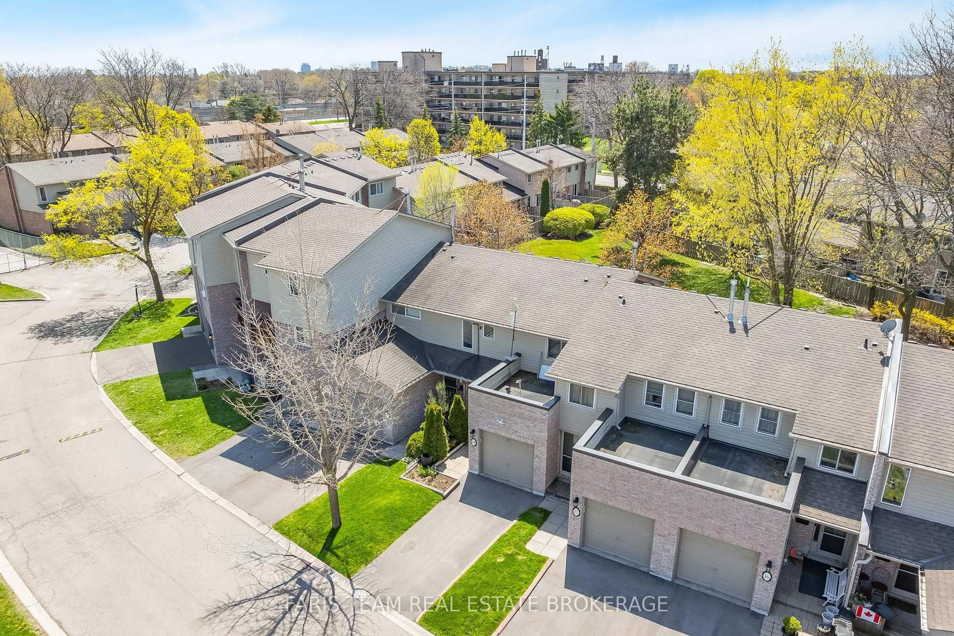 A pic from outside/outdoor area/front of a property/back of a property/a pic from drone, street for 2075 Asta Dr #18, Mississauga Ontario L5A 2T5
