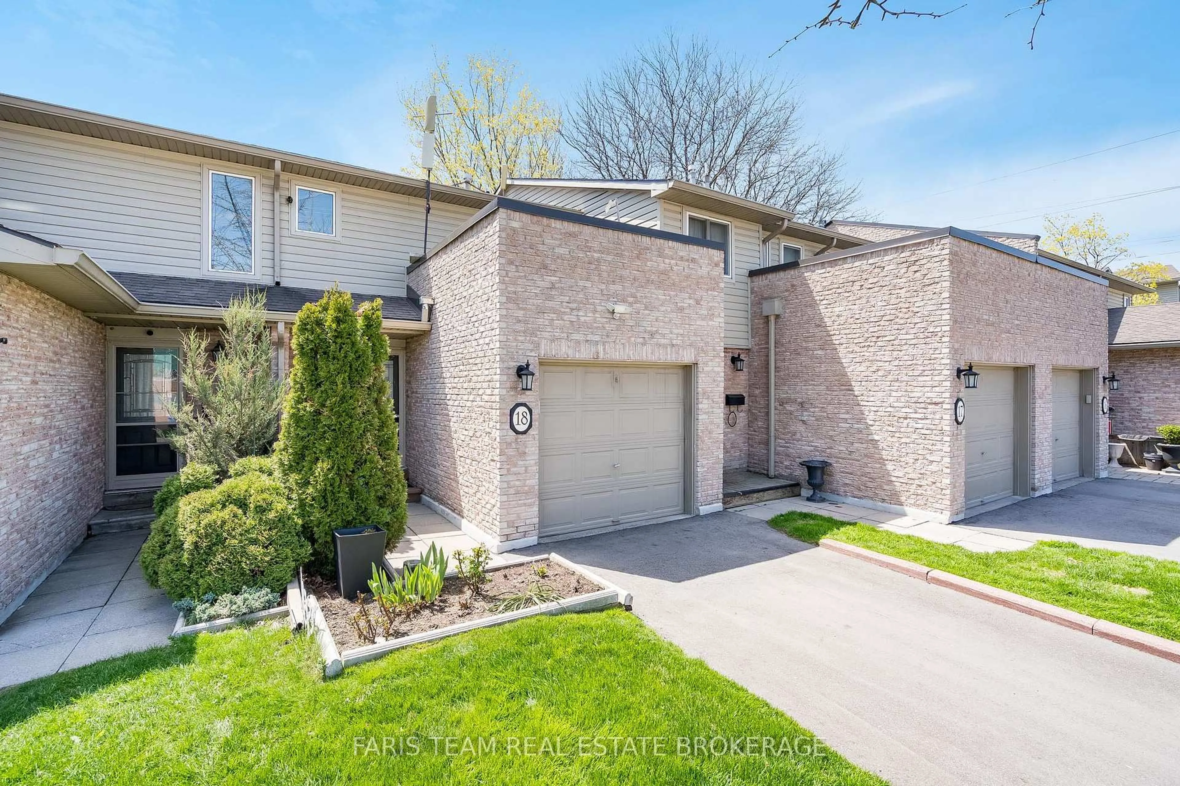 Home with brick exterior material, street for 2075 Asta Dr #18, Mississauga Ontario L5A 2T5