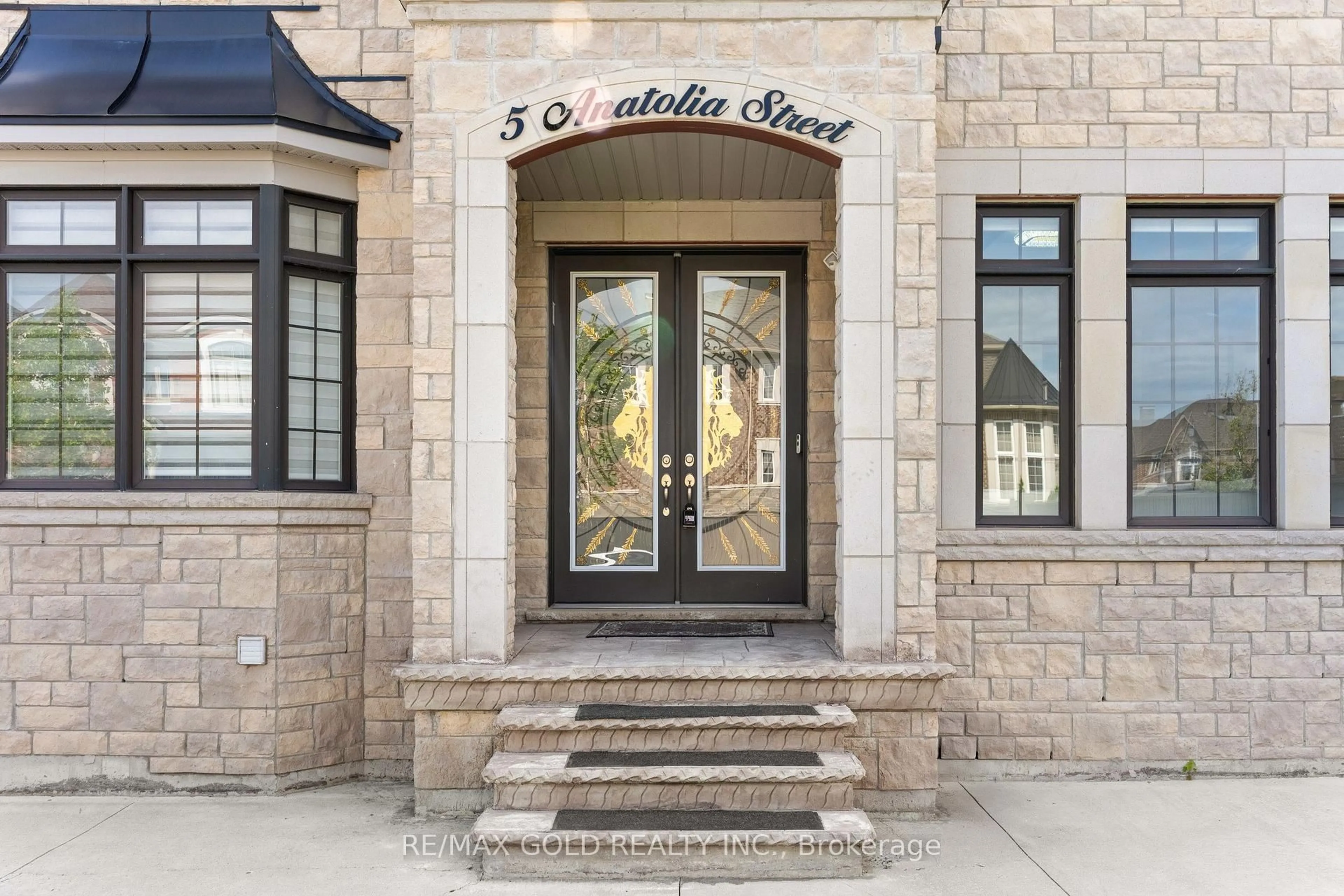 Indoor entryway for 5 Anatolia St, Brampton Ontario L6P 4L3