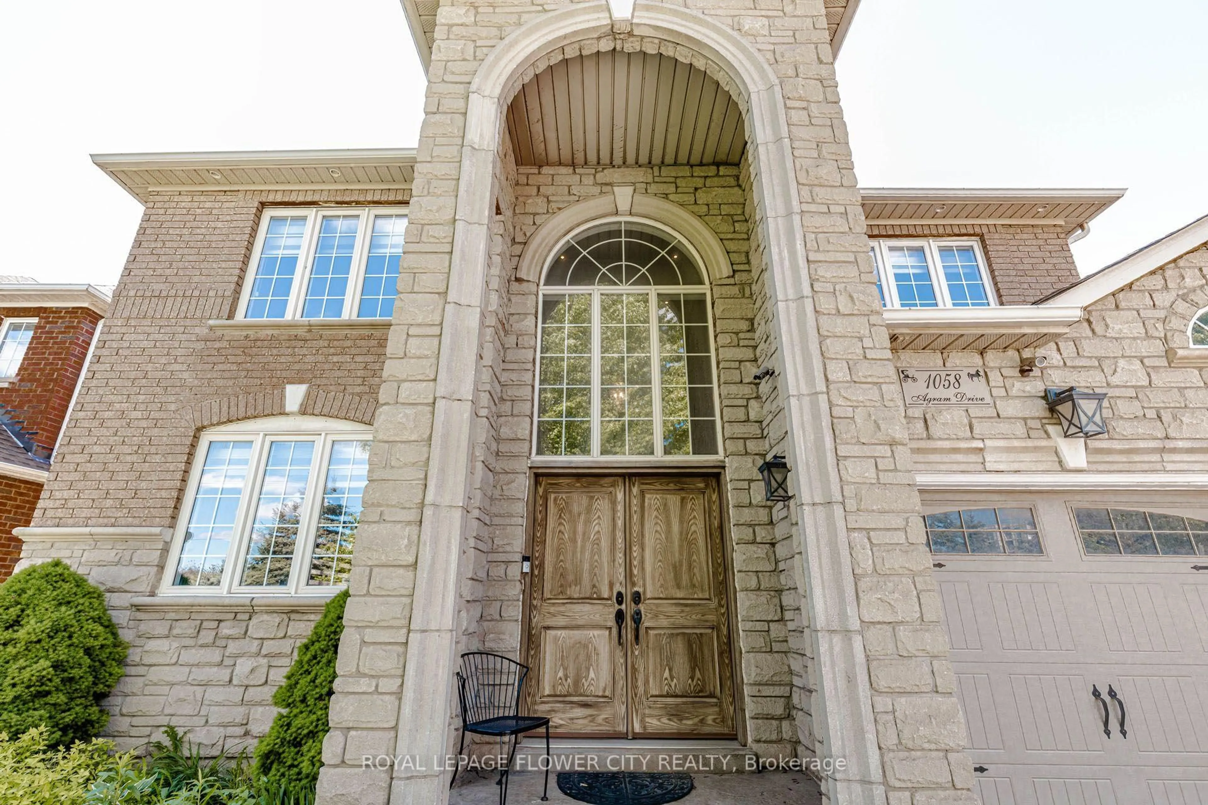 Indoor entryway for 1058 Agram Dr, Oakville Ontario L6H 7L6