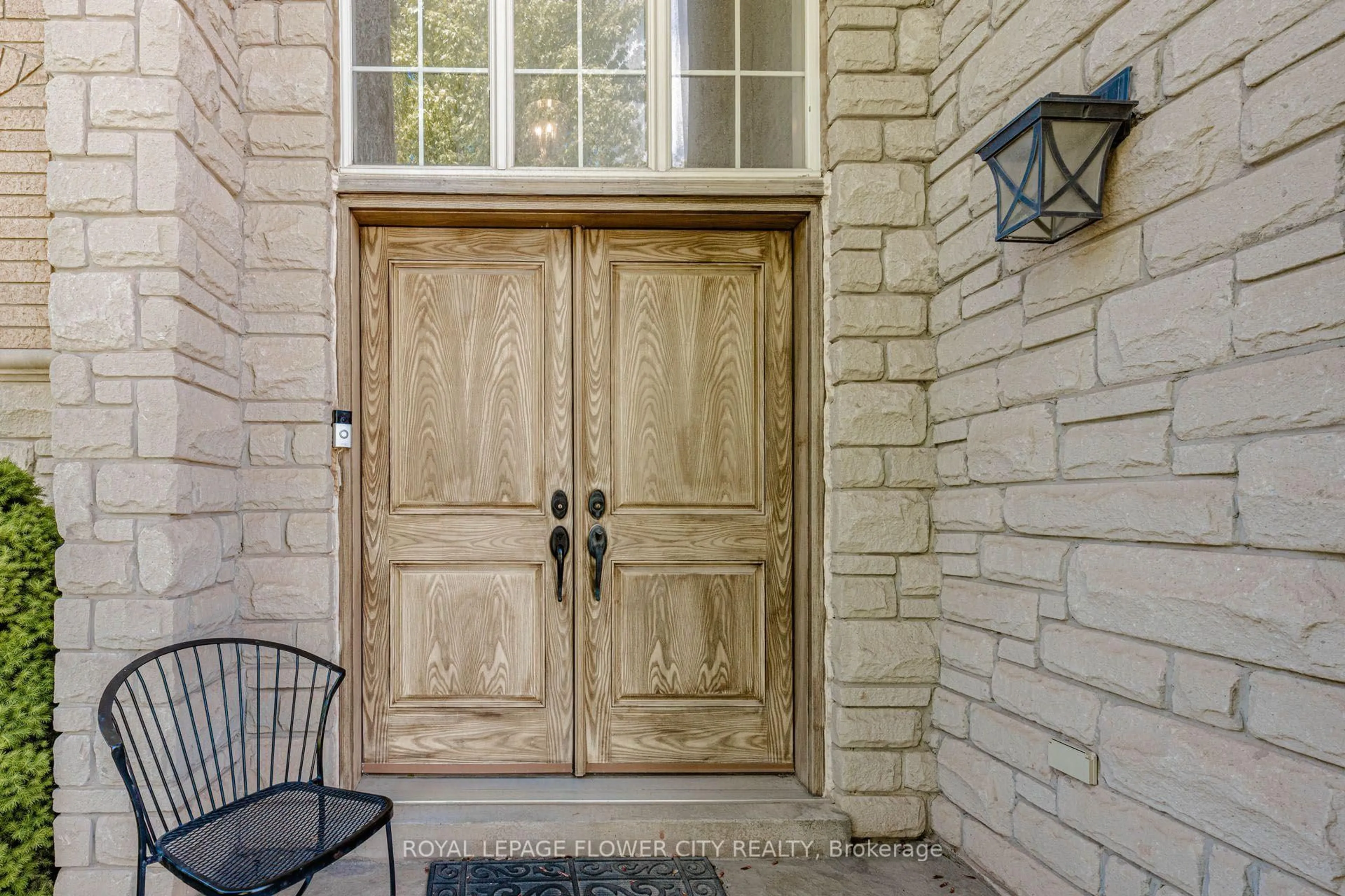 Indoor entryway for 1058 Agram Dr, Oakville Ontario L6H 7L6