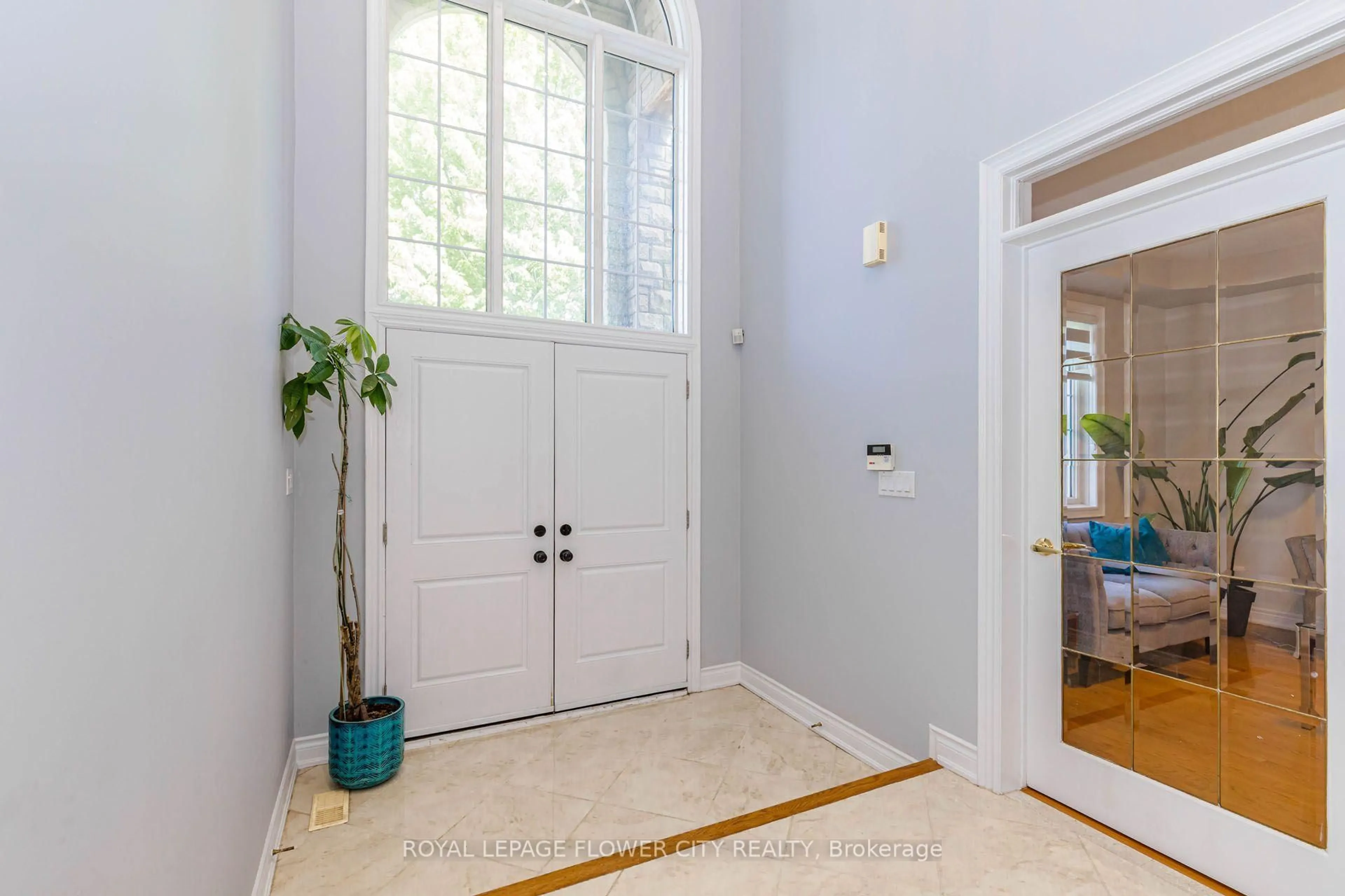 Indoor entryway for 1058 Agram Dr, Oakville Ontario L6H 7L6