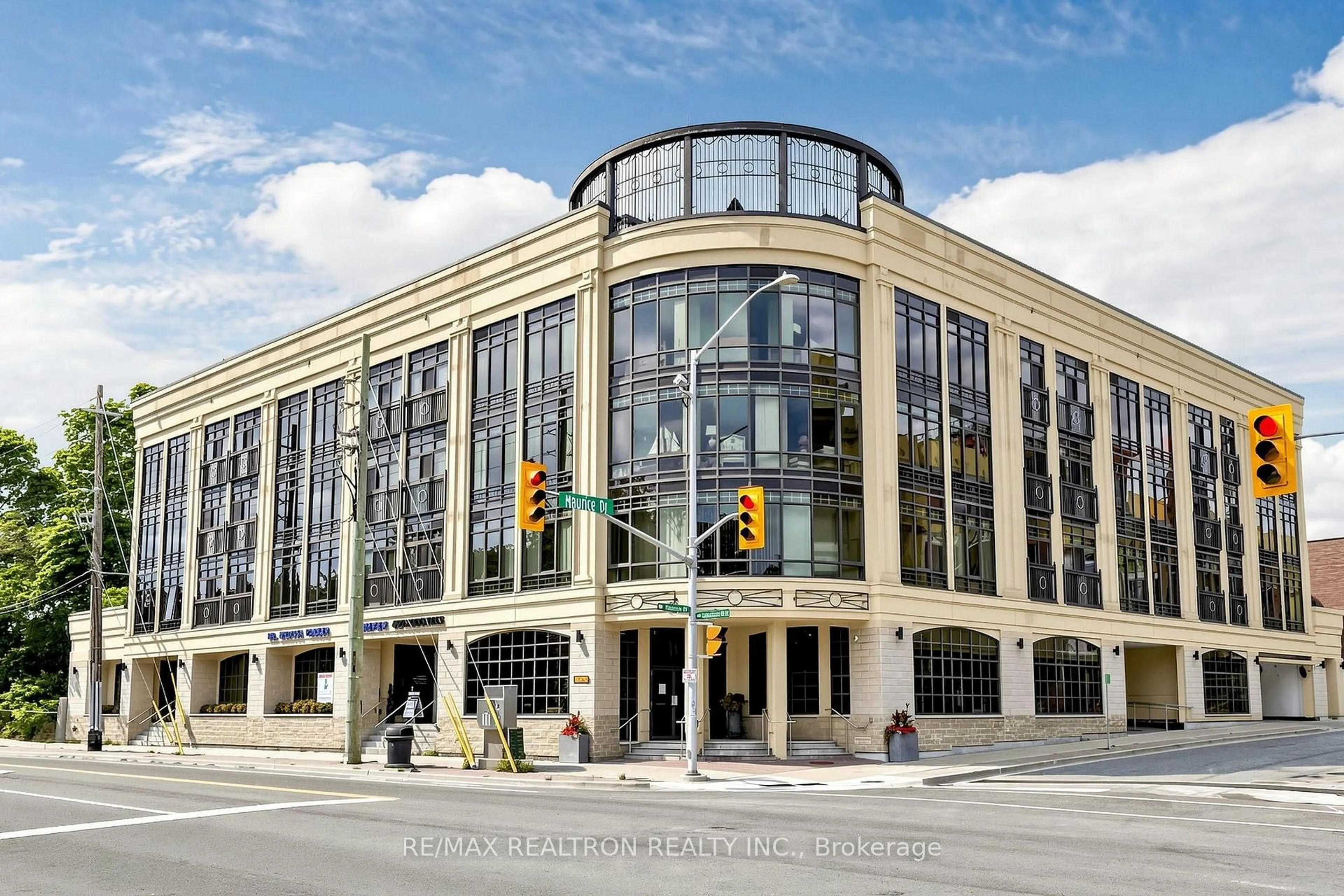 Indoor foyer for 205 Lakeshore Rd #201, Oakville Ontario L6K 0H8