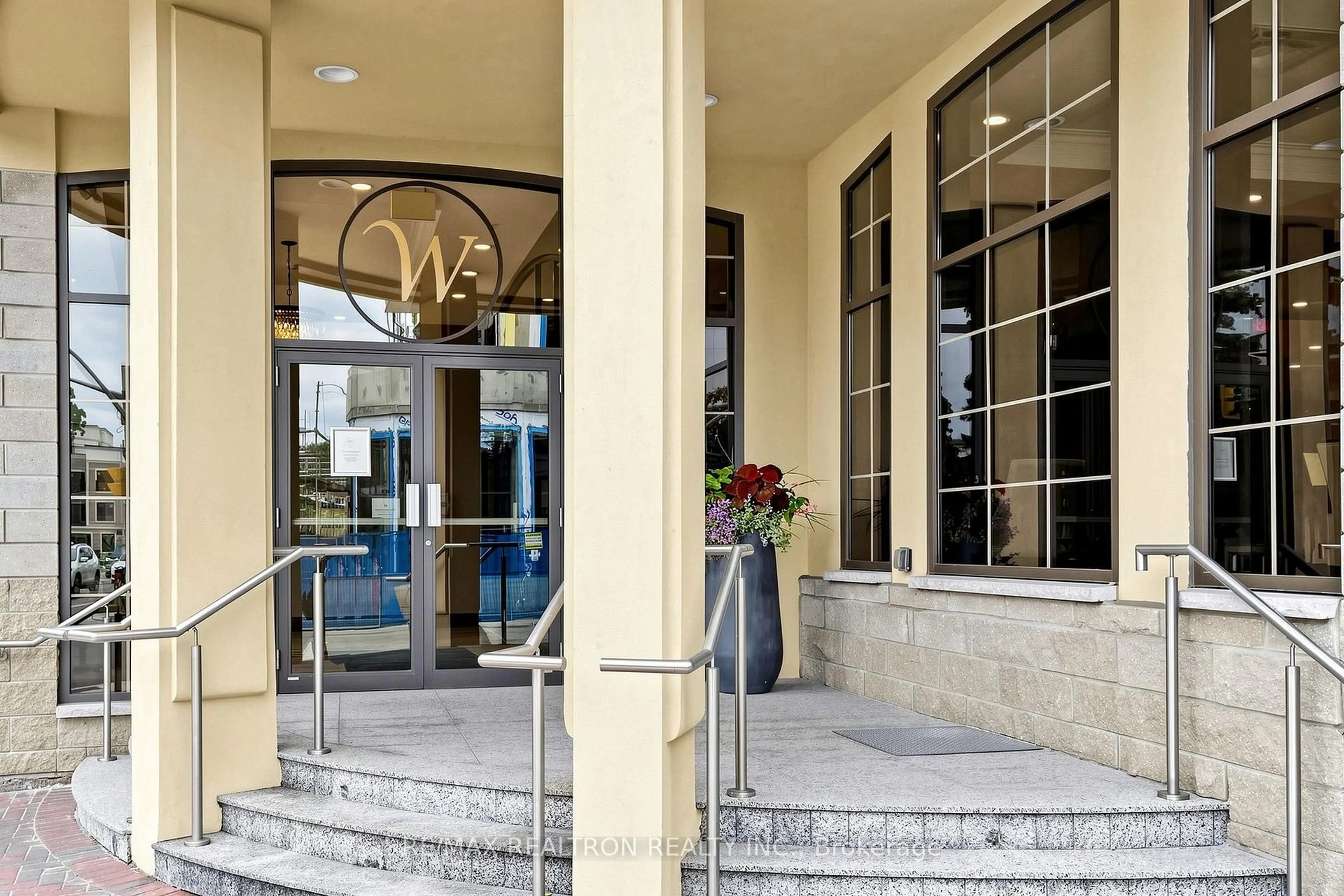 Indoor foyer for 205 Lakeshore Rd #201, Oakville Ontario L6K 0H8