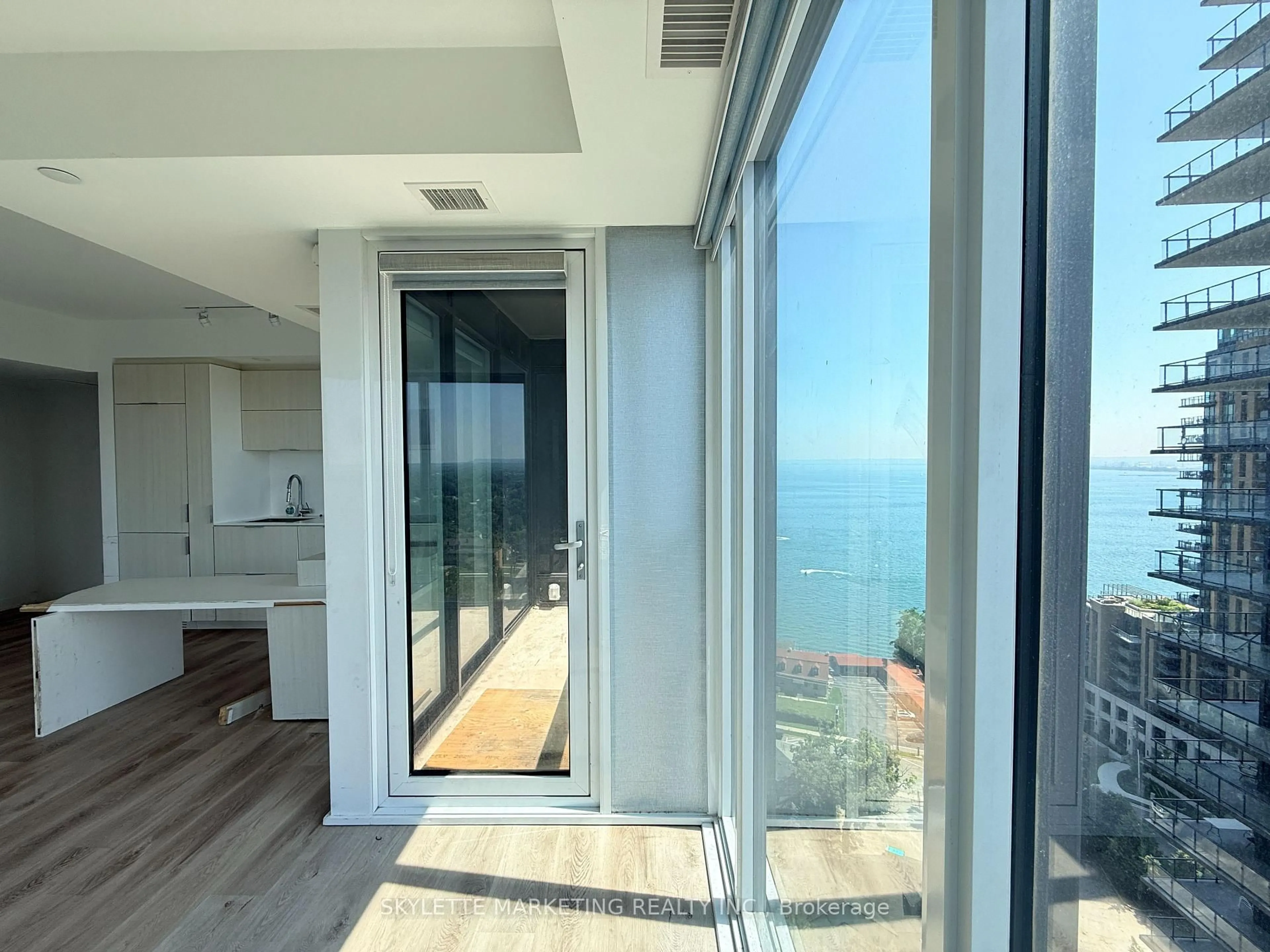 Indoor foyer for 370 Martha St #1810, Burlington Ontario L7R 0G9