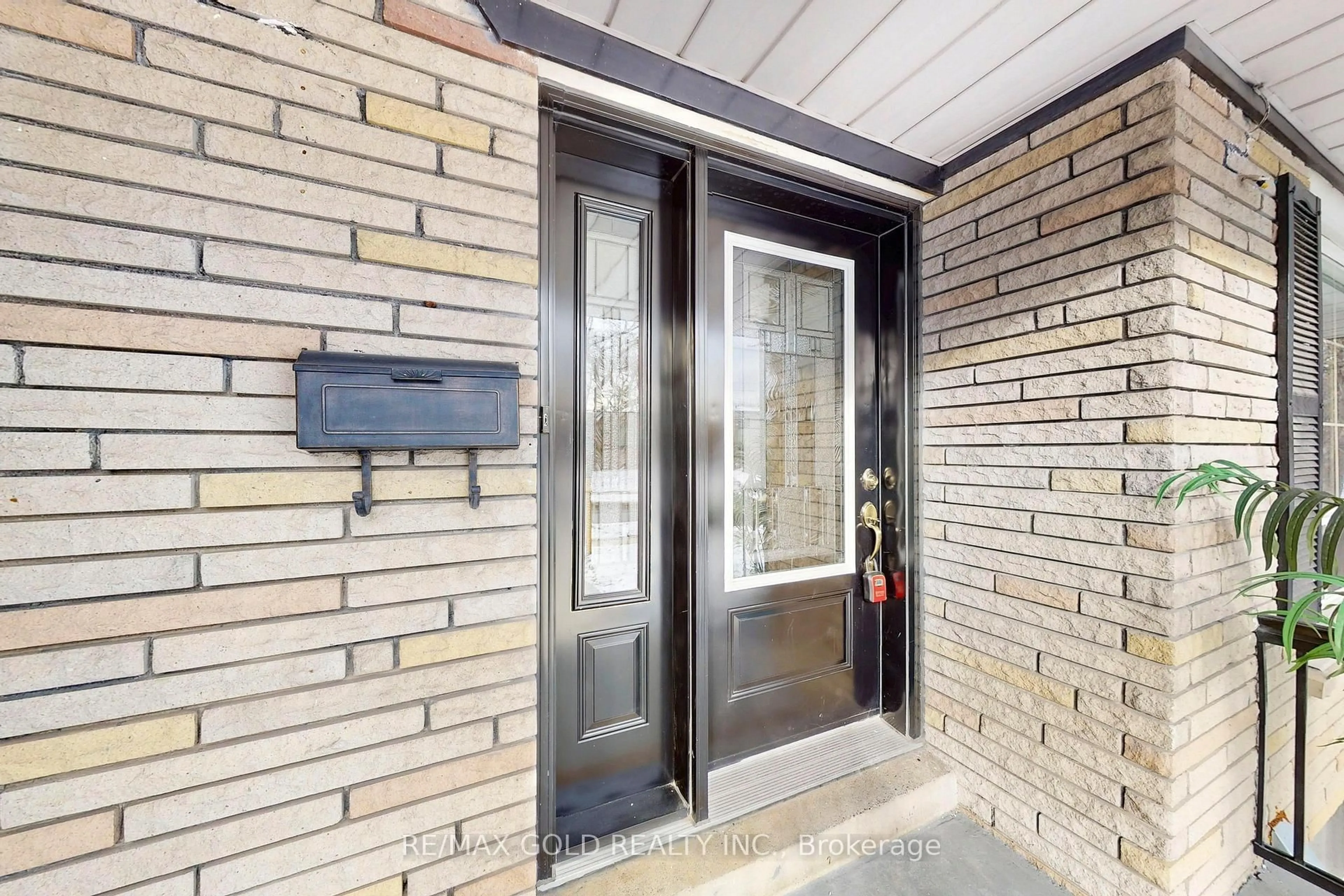 Indoor entryway for 189 Kingsview Blvd, Toronto Ontario M9R 1V7